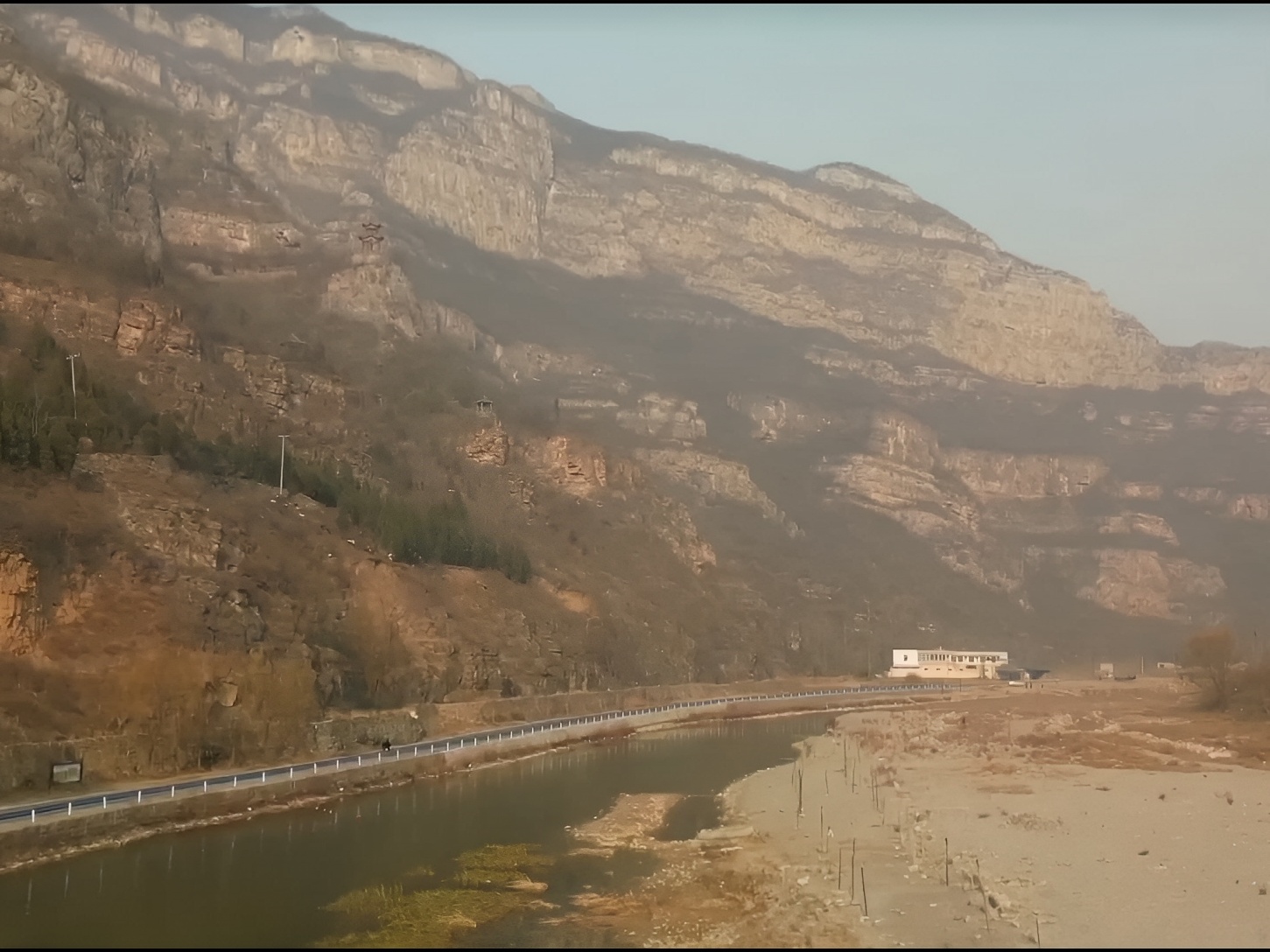 河南焦作丹河峡谷风景如画，景色迷人，是摄影爱好者和自然探索者的天堂。 焦作丹河峡谷位于河南省焦作市，