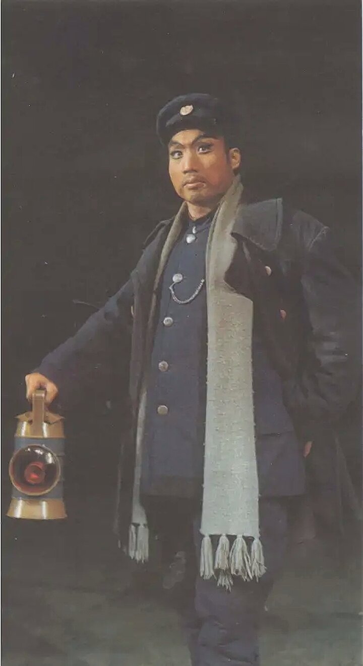 1964年，中国京剧院青年演员钱浩梁饰演的《红灯记》中李玉和。李玉和手提红灯的形象深入人心，就是上唇