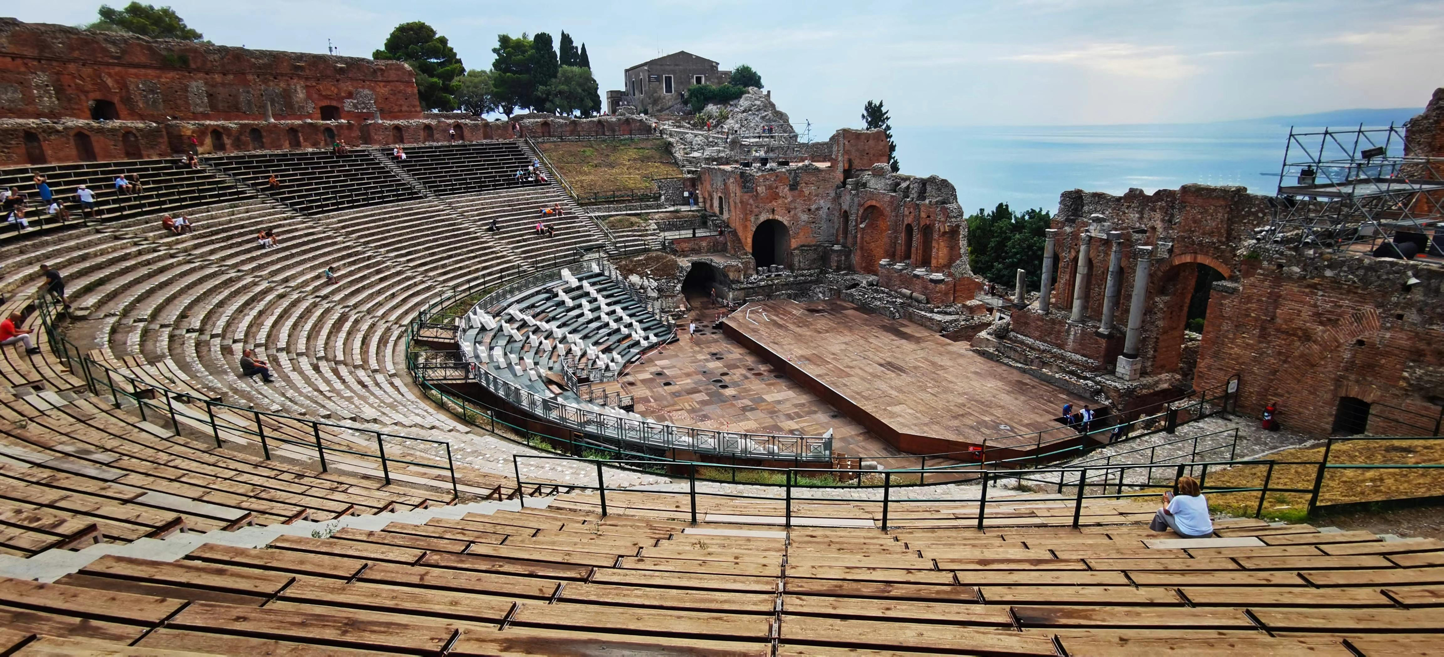 在意大利西西里岛，陶尔米纳，是个高山上的山城，最高处还有一古希腊剧院，是罗马人两千多年前所建。两侧均