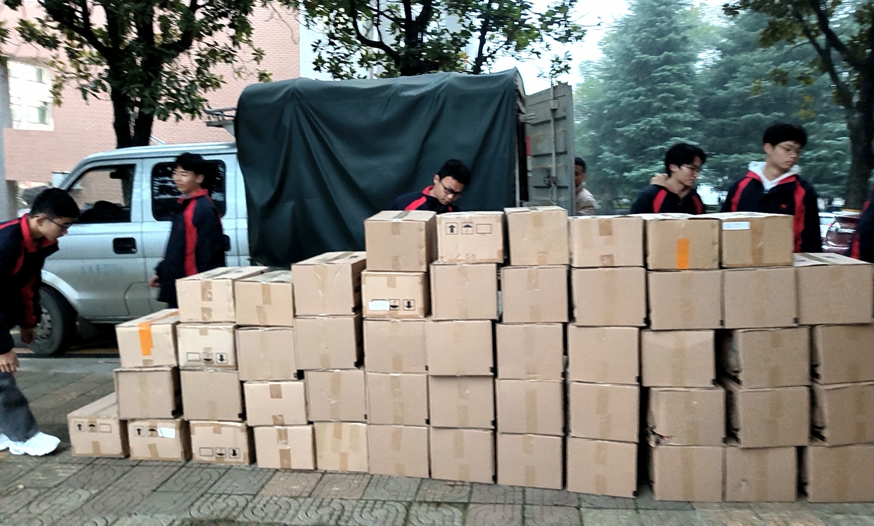我公司给湖南省隆回县第二中学捐书2000册，今天到了，高中学子在帮忙搬书，他们说很喜欢。