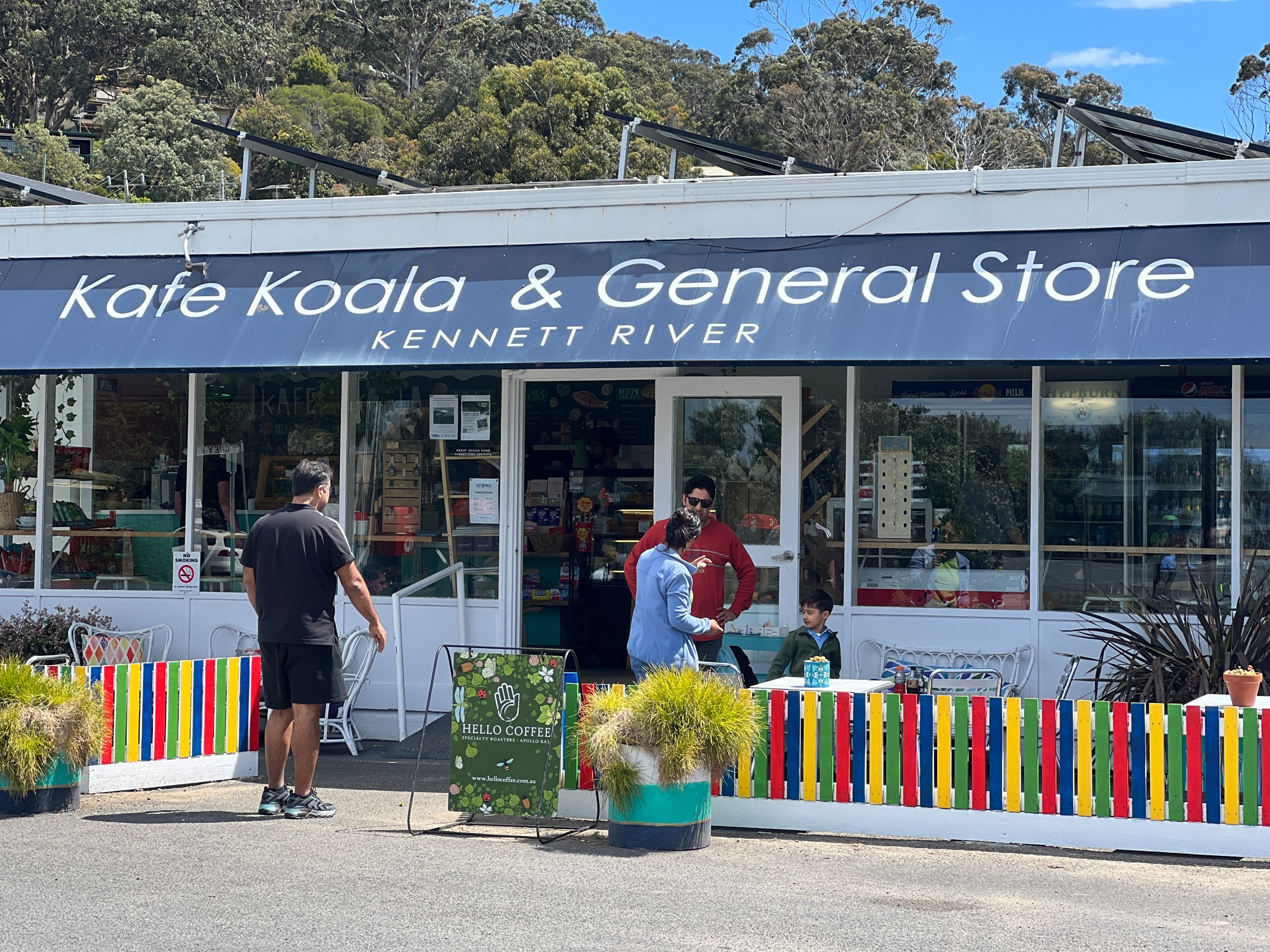 在澳大利亚旅游时，我来到了美丽的大洋路，这里有一家名为 Kafe Koala 的咖啡店。咖啡店旁边有