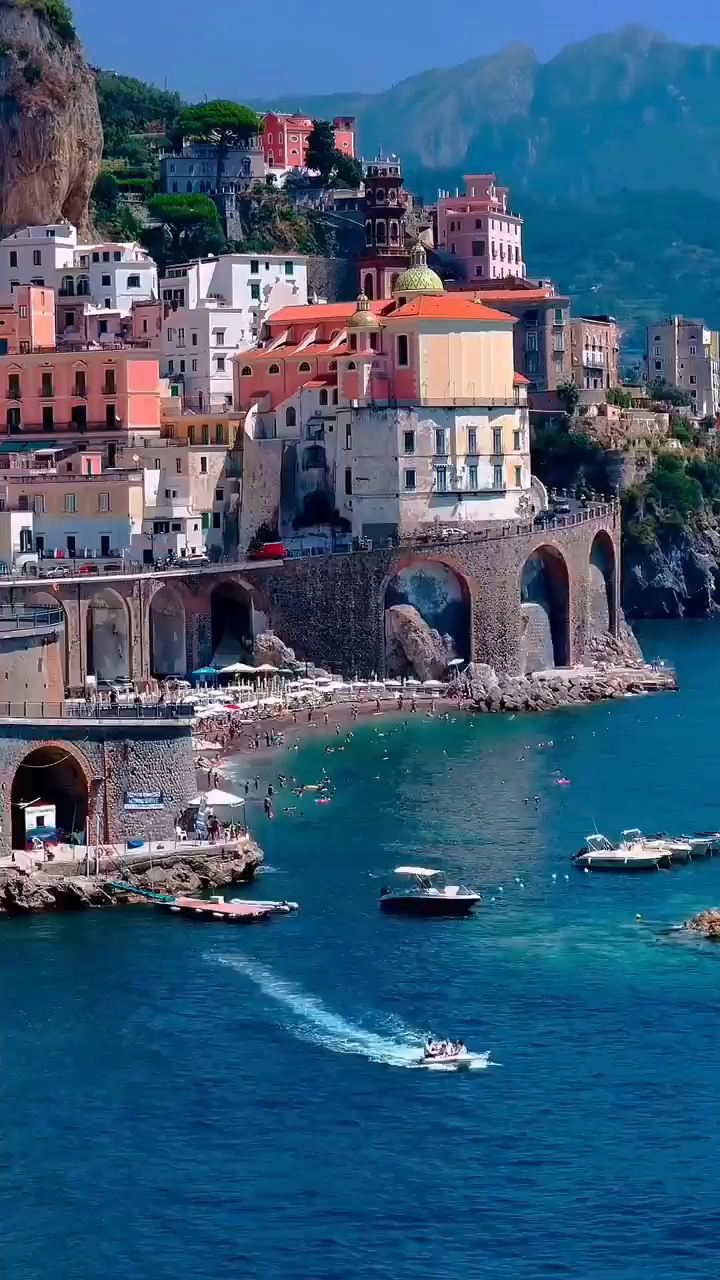 阿马尔菲海岸 意大利的阿马尔菲海岸，如果你喜欢地中海灿烂的阳光，湛蓝的海水，复古的小镇，蜿蜒的巷子，