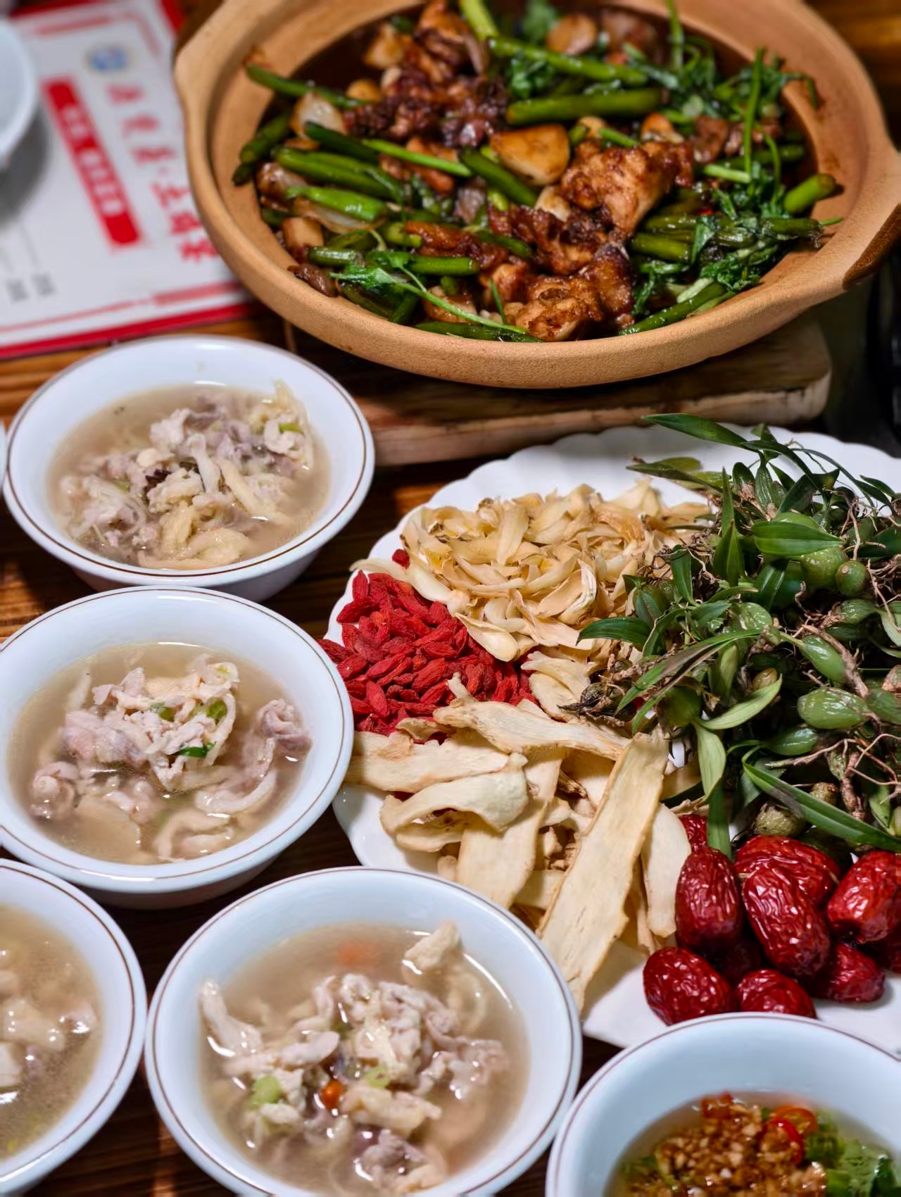 源煲蒸·炭炉阳山鸡煲·私房农家菜(美陶湾店)