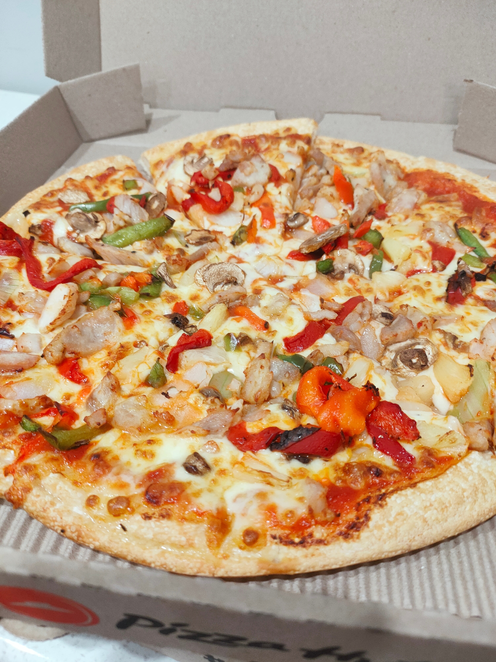 连锁店 和国内的pizza hut不一样 这里大部分是以外卖为主的 每周二有半价活动 澳洲两大piz