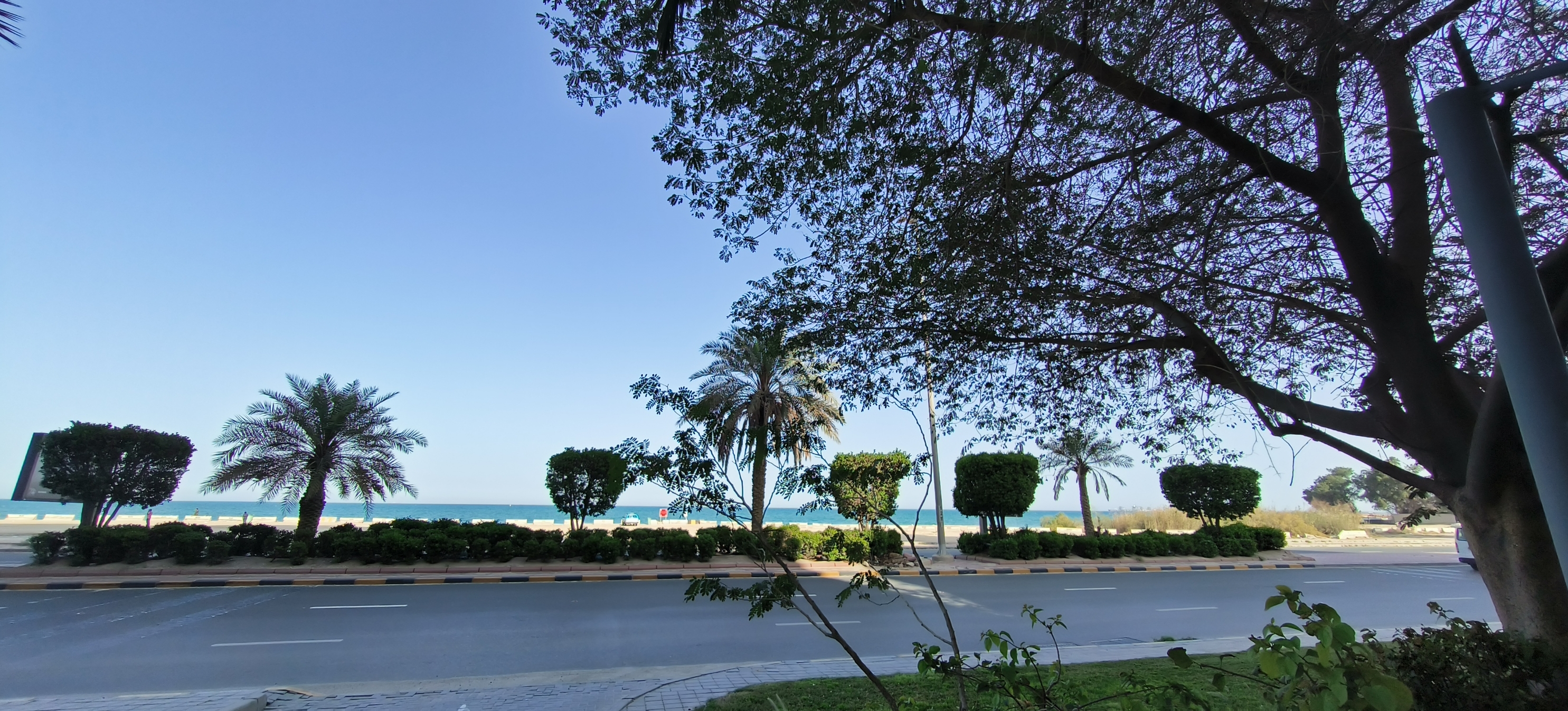 科威特曼卡夫海滩，希尔顿酒店在此安营扎寨，中东浓郁的海湾风情，游艇码头，棕榈树，一派阿拉伯风情。