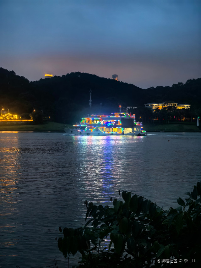 夜游南宁良庆区邕江水岸公园