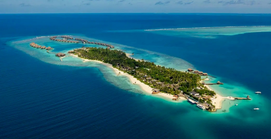 首先，让我们来了解一下这座被称为“忘忧岛”的小天堂。马尔代夫位于印度洋上，由1190多个珊瑚岛组成。