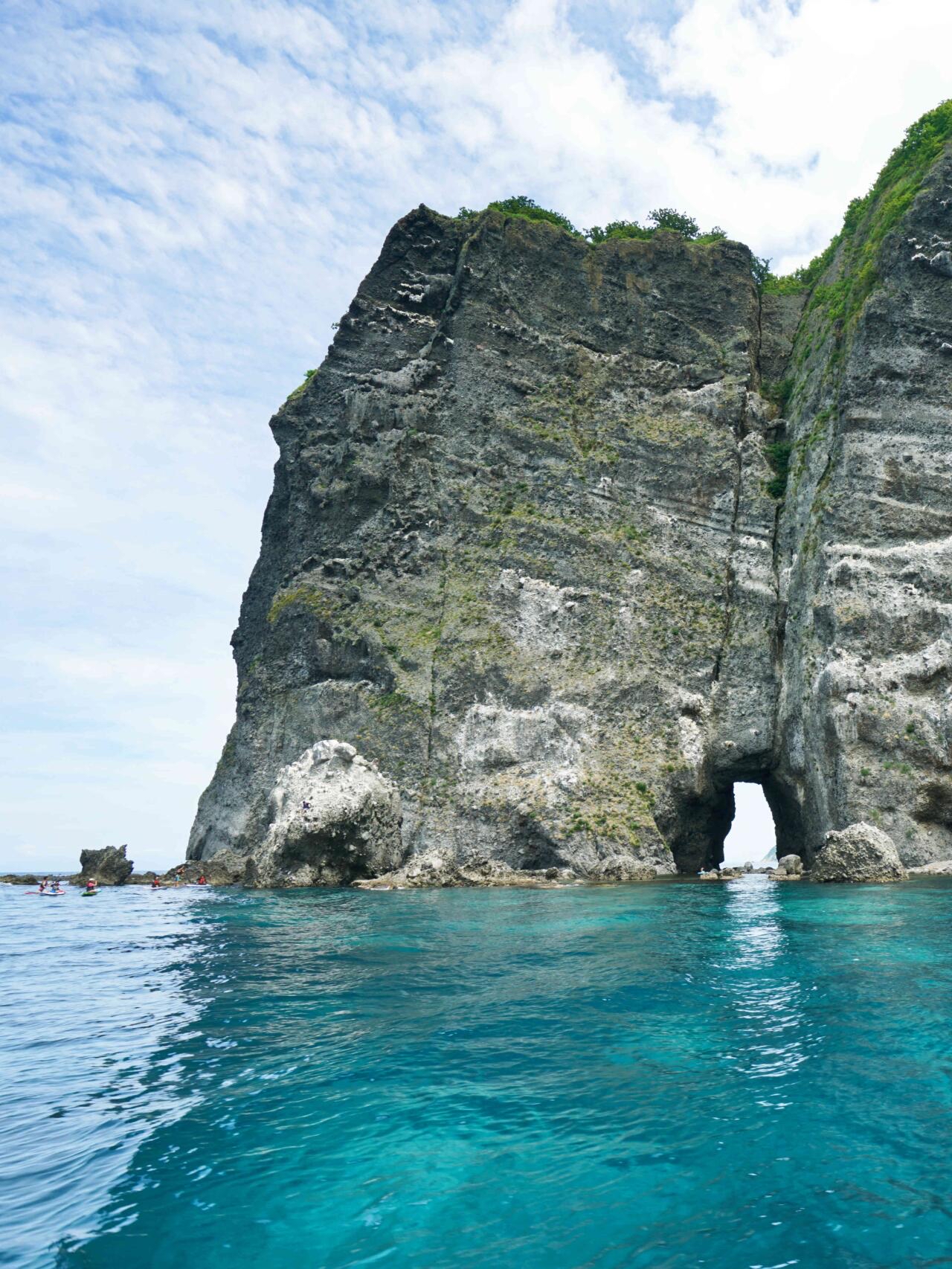 你知道吗，除了冲绳，北海道的小樽也有一个【青洞】。位于北海道的小樽海岸线，这里有美丽的大海和奇岩怪石