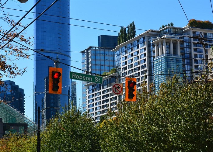 罗布森街是一条很长的街道，也是温哥华市中心的主要街道之一。 有许多类型的商店，超市，时装，酒类和其他