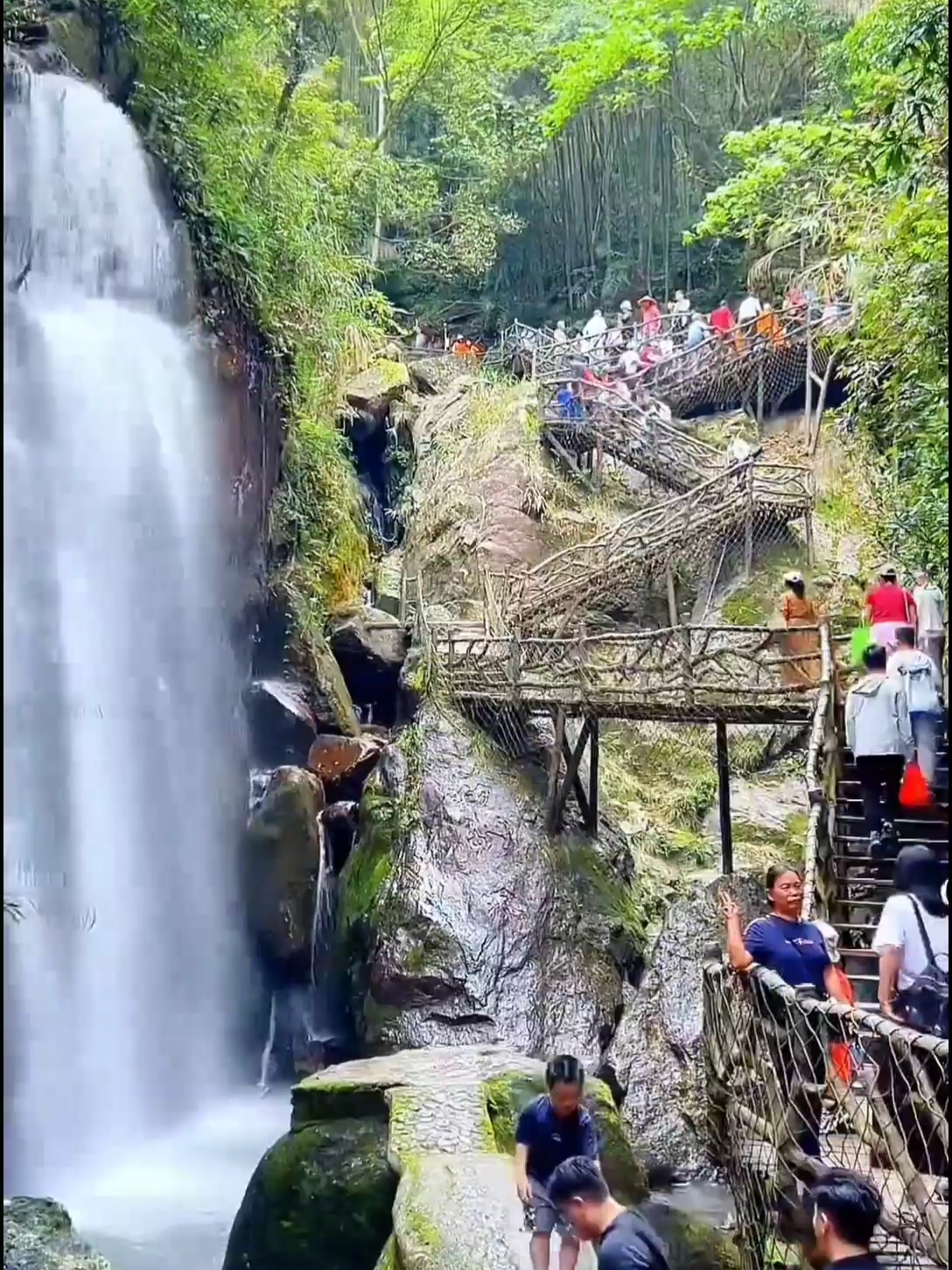 在广东，这个夏天总要来看一次瀑布吧！来打卡广东绝美瀑布群。