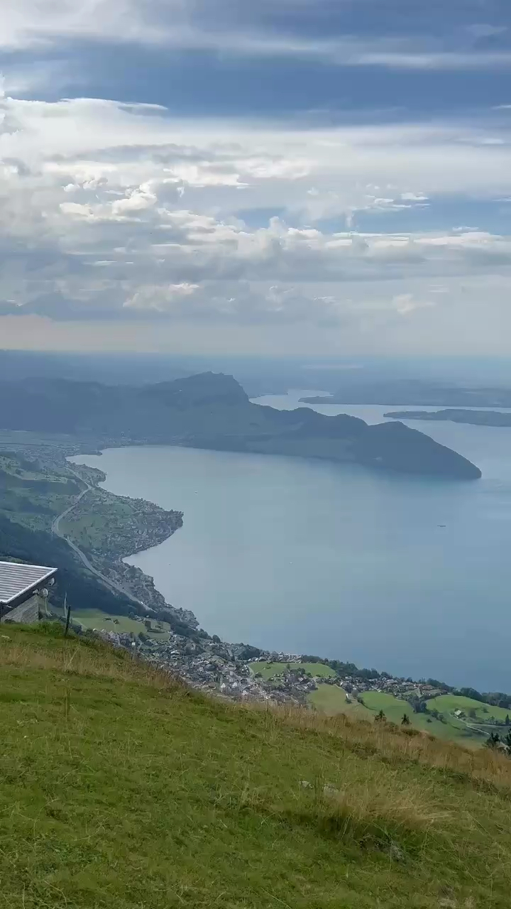 俯瞰瑞士卢塞恩湖——阴天的原因湖水不是特别蓝，但景色依然很美