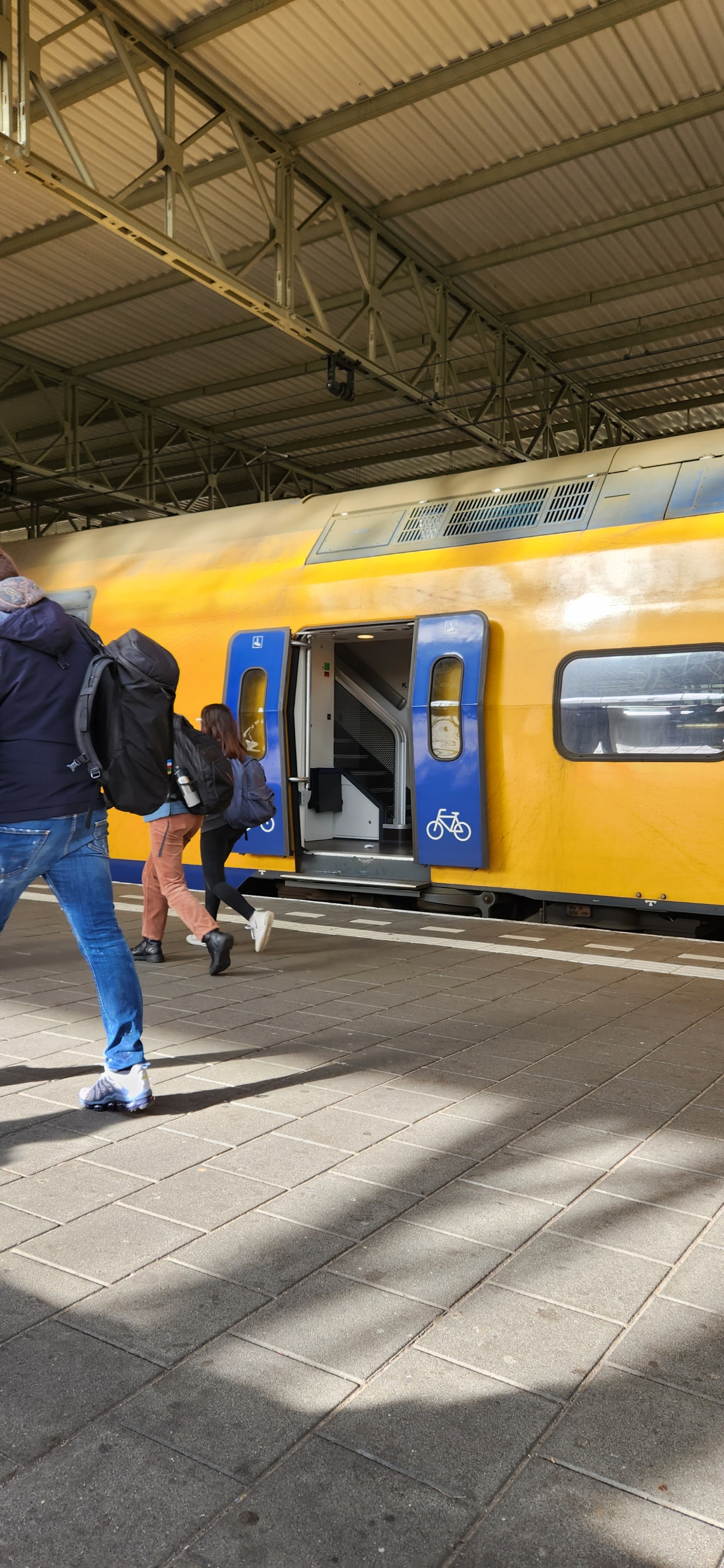 坐火车阿姆斯特丹到埃因霍温车站，再到机场，准备飞往伦敦斯坦斯坦德机场