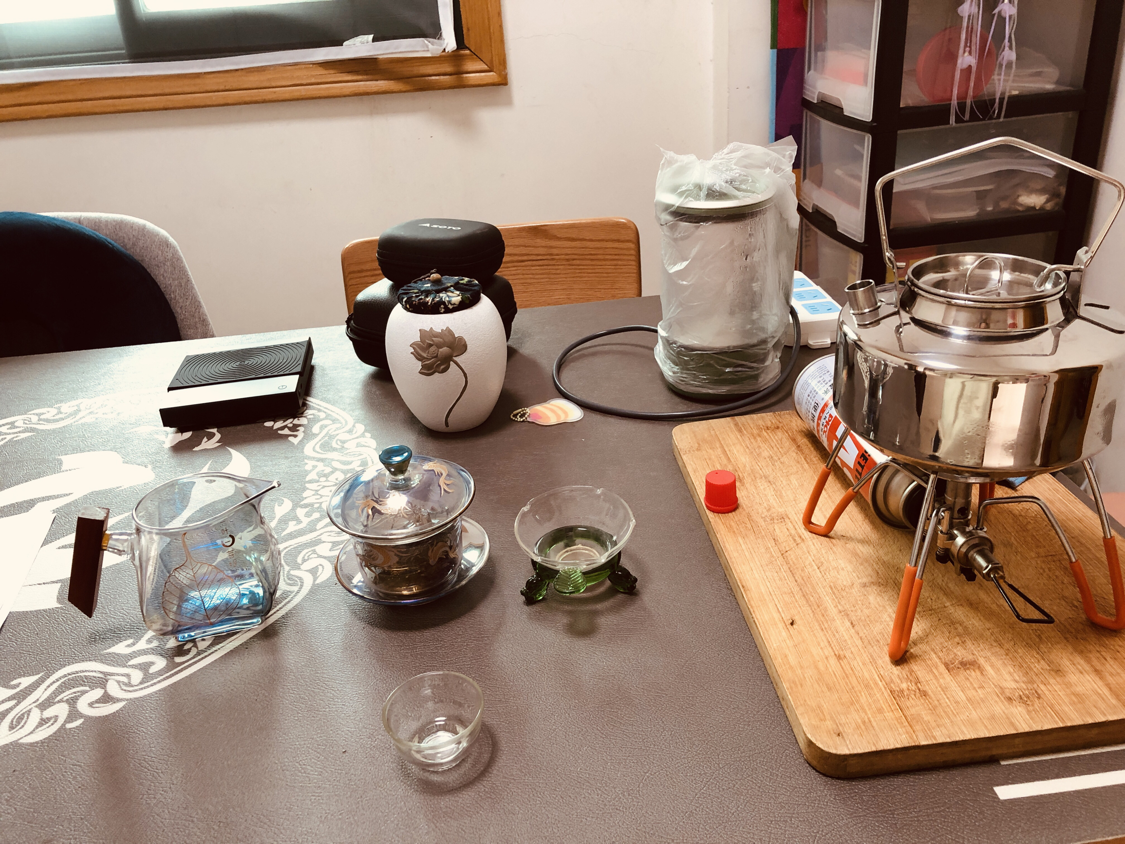 冬天天气冷 那就呆在家里喝喝茶 不到外面去露营了 用汽罐烧火来煮茶