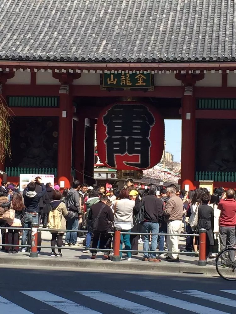 日本的雷门位于东京都台东区浅草2-3-1，是浅草寺的正门。雷门是公元942年为祈求天下太平和五谷丰登