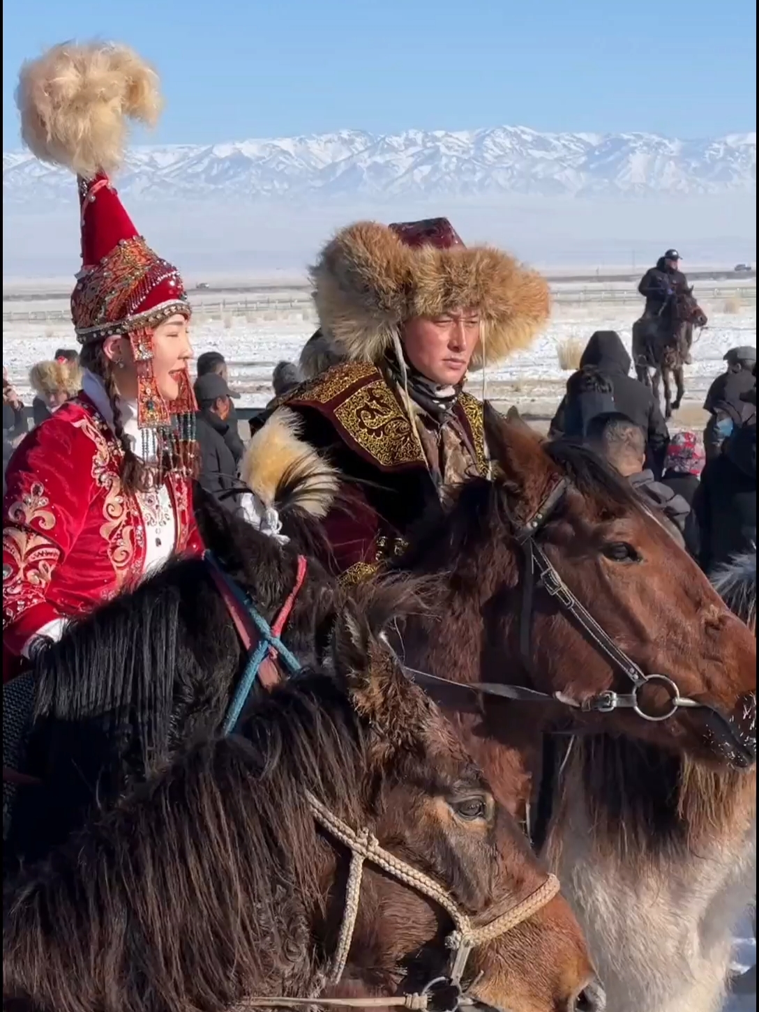 帽子真漂亮，轮骑马我们已经输在了起跑线，巴里坤赛马