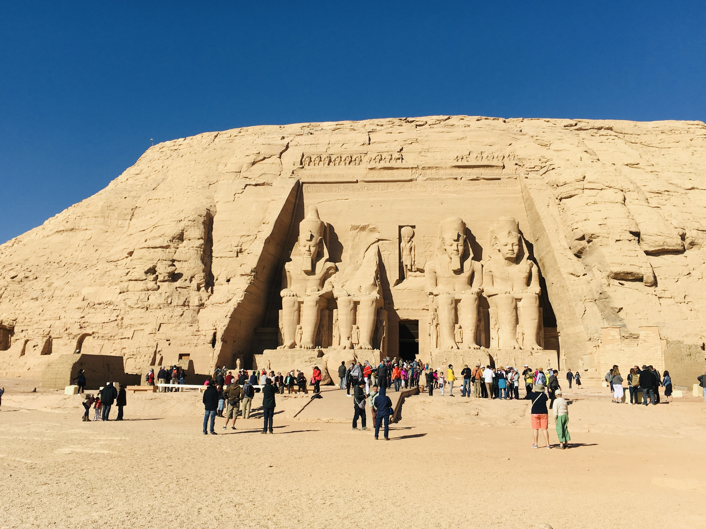 在埃及旅游也会遇到很多坑，比如拍照。自2011年“埃及之春”之后，中产阶级生活水平一落千丈，导游、政