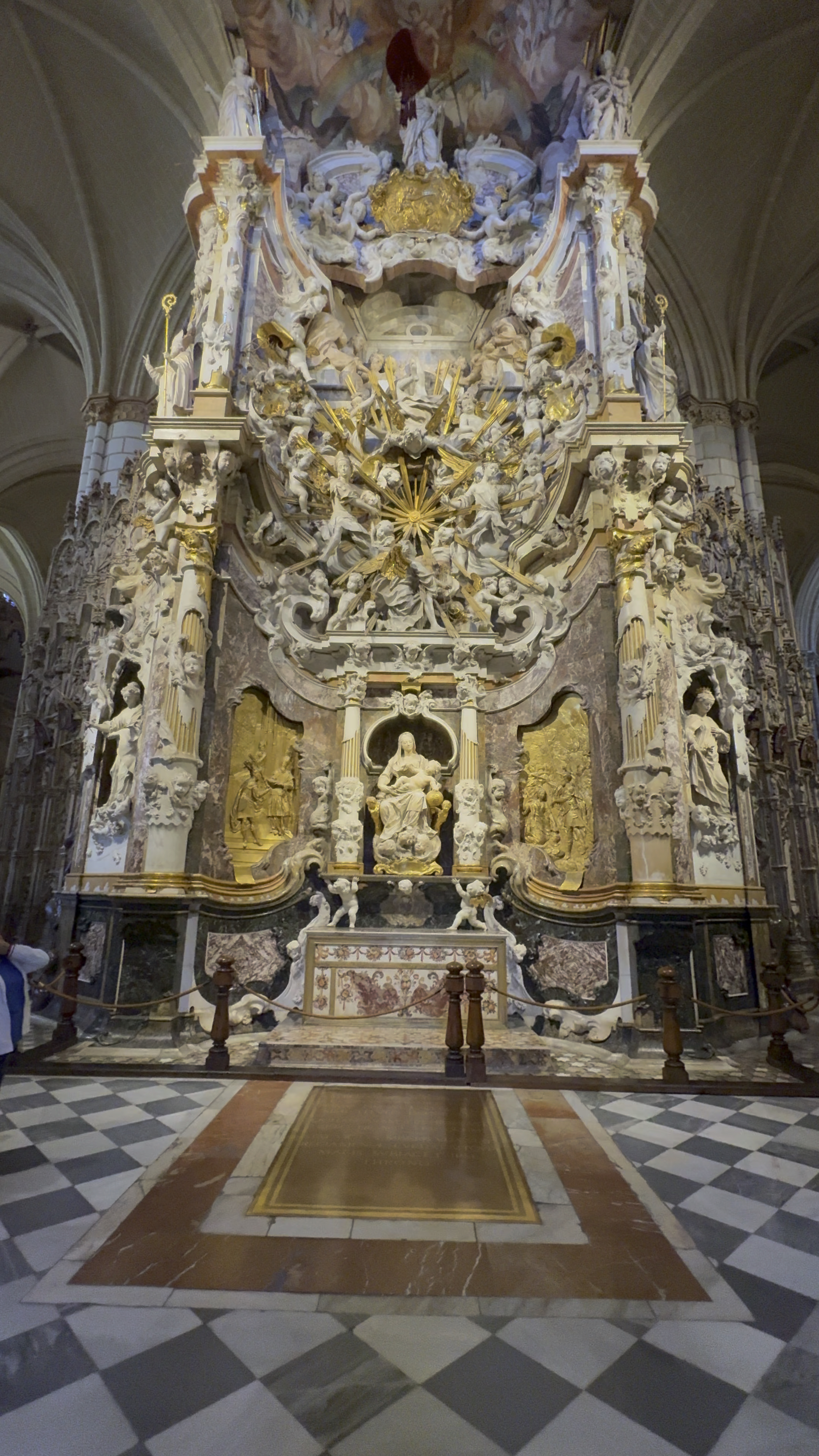 历经千年的岁月洗礼，也难掩它往日辉煌西班牙旧都托莱多主教座堂