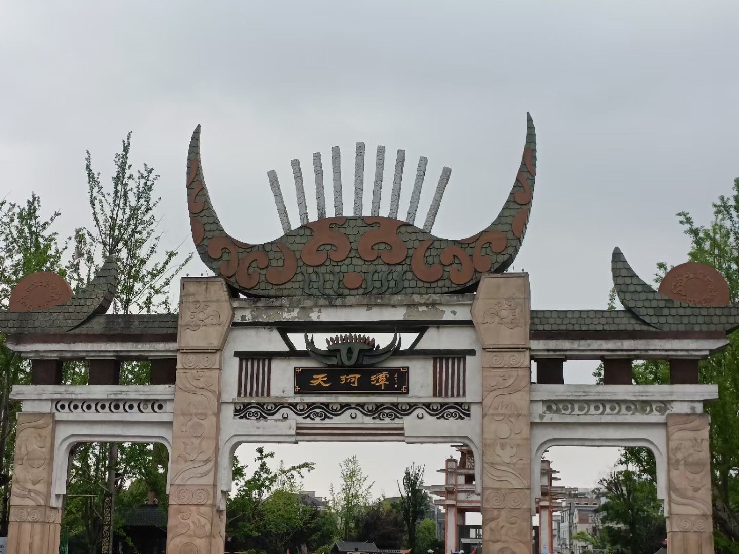 天河潭旅游度假区位于贵州省贵阳市花溪区石板镇，是以典型喀斯特自然风光为主、历史名人隐士文化为辅的风景