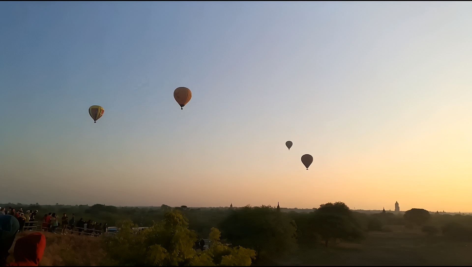 在万千佛塔中乘坐氢气球，美丽的缅甸
