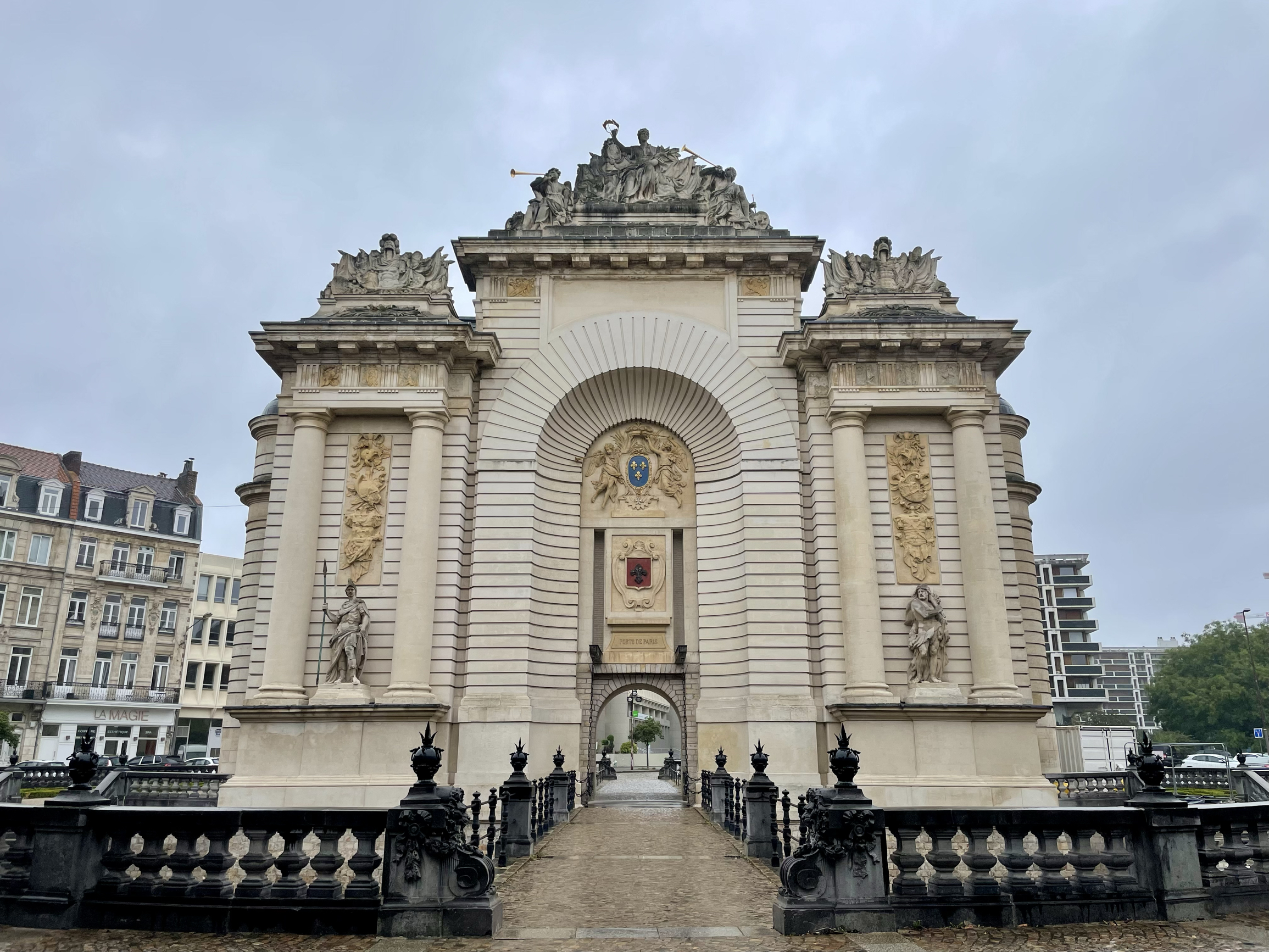 里尔的凯旋门，和巴黎的凯旋门有点像，又不是那么像。