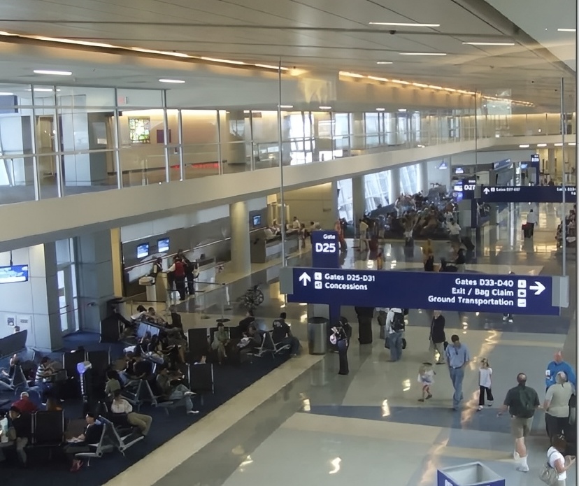 达拉斯机场，比较大，美国人做事情就是大气，整个机场像一个花瓣一样，到每个登机口都需要做skylink