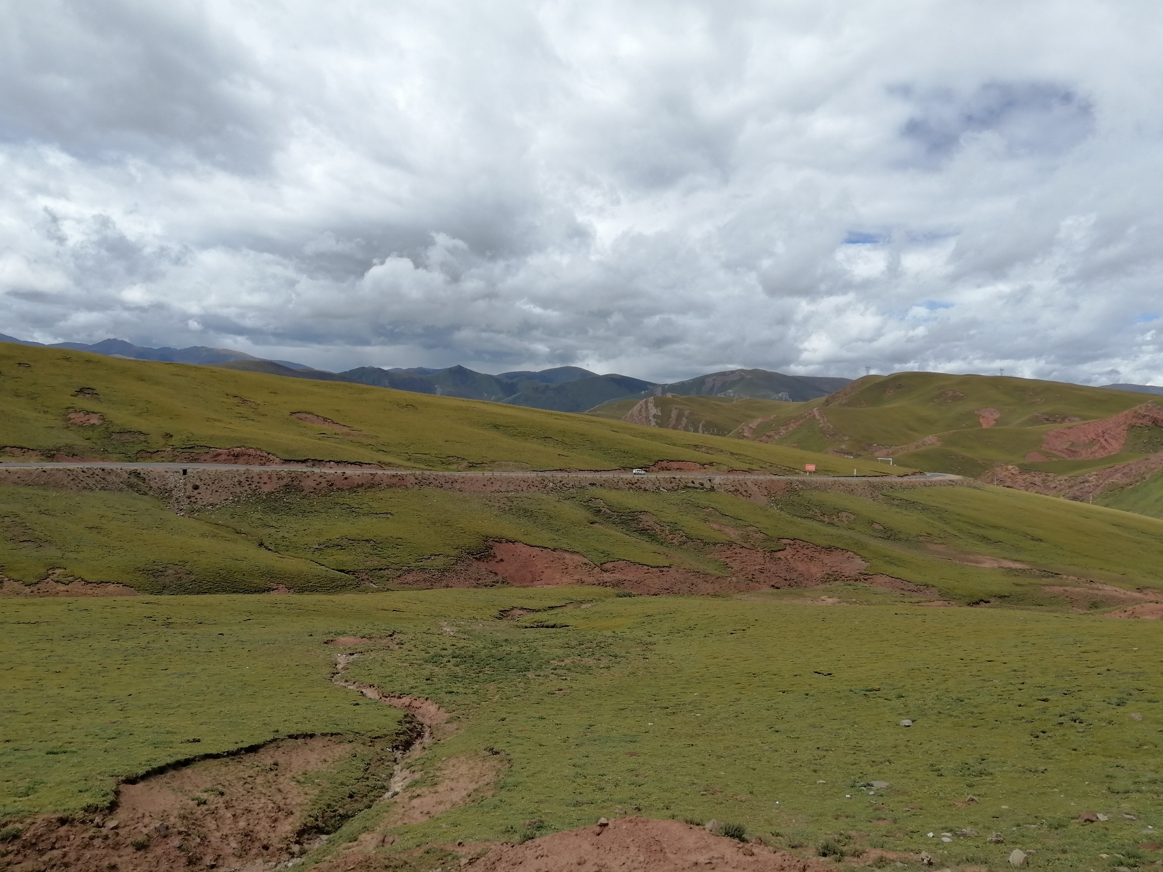 #祖国的大好河山 #发现旅途的色彩 这个高山草场位于青藏高原边缘带，平均海拔超过4000米，是当地藏