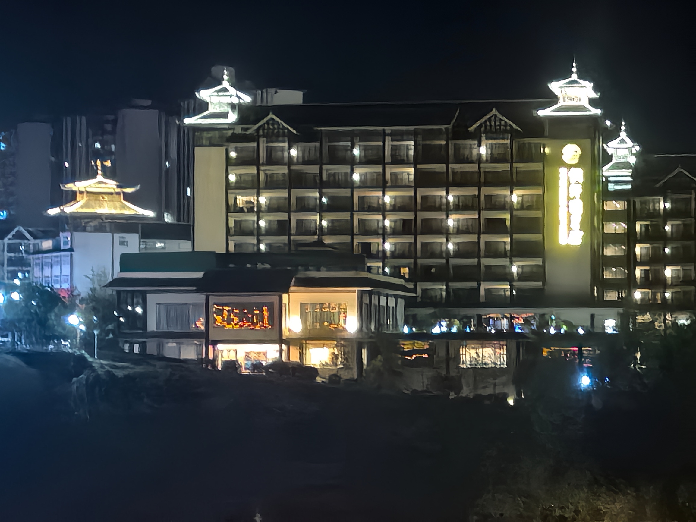 侗乡之夜 侗乡国宾馆背临寻江，与著名景点三江风雨桥只有200米，夜景十分绚丽。酒店的性价比很高，环境