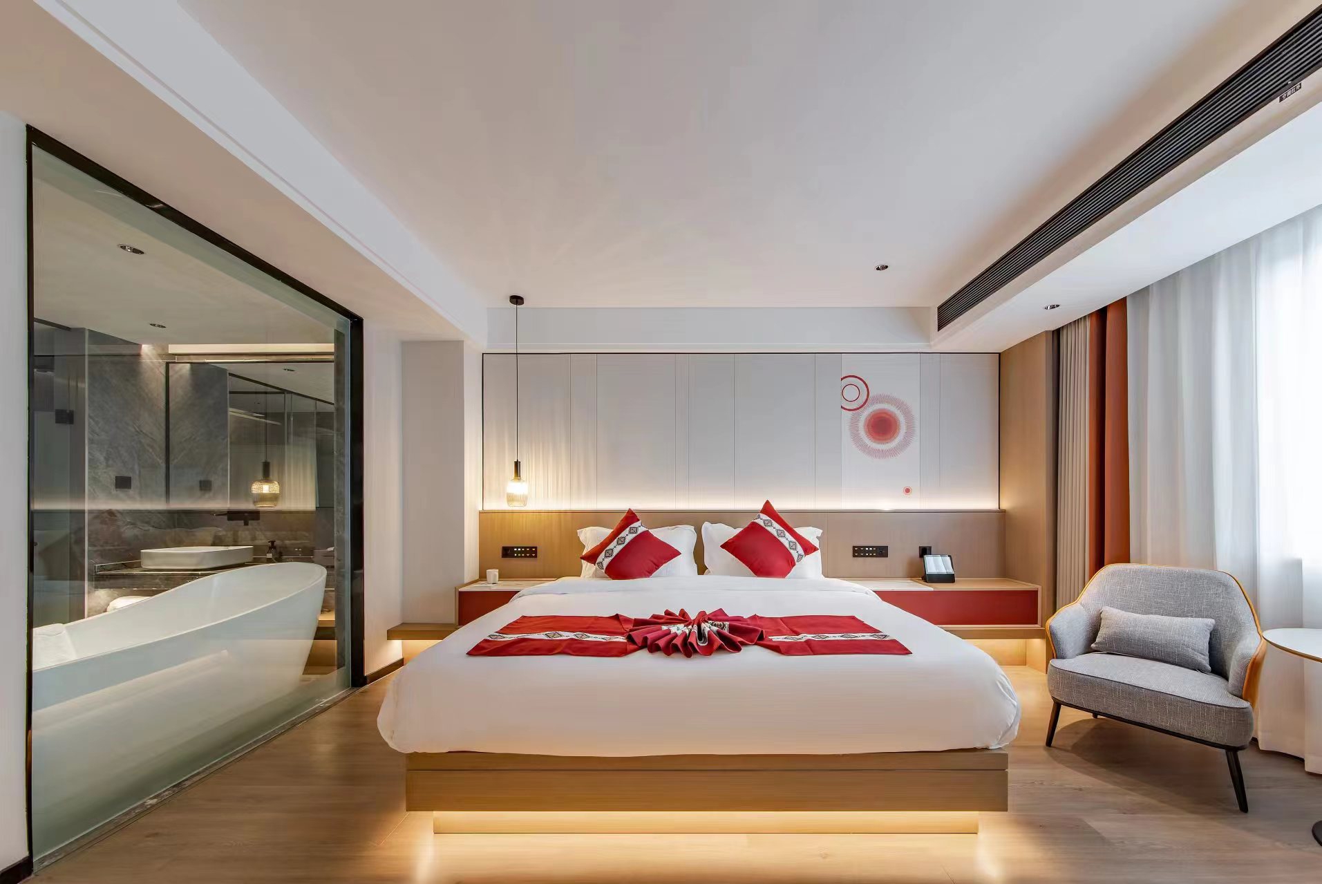 澜沧旺嘉酒店🏨 住在这里，酒店本身宽敞明亮，客房充满了温馨的氛围，床很舒服，浴室很干净，设施齐全。 