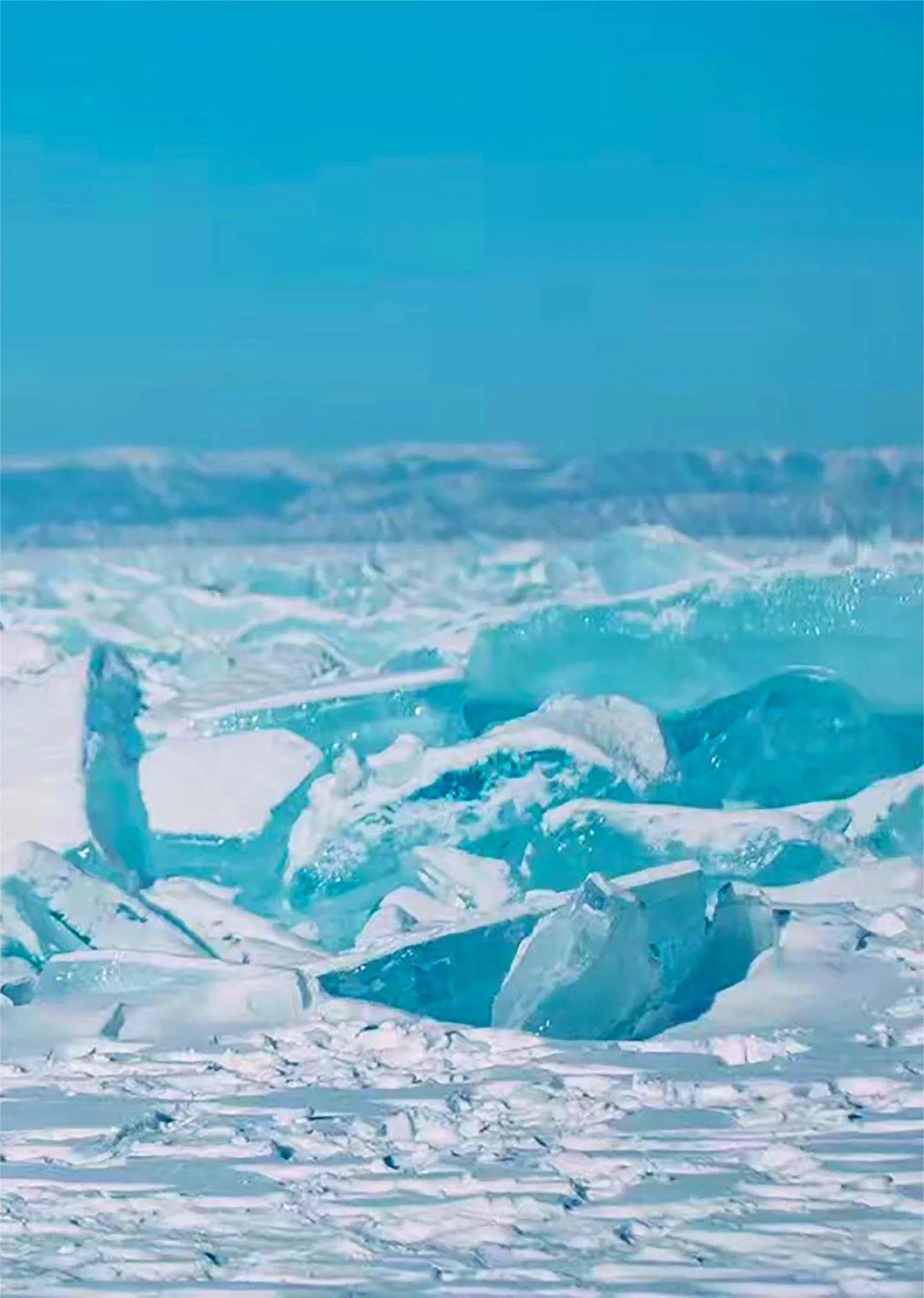当冰封的贝加尔湖成为一片银装素裹的冰雪世界时，它呈现出令人叹为观止的壮丽景象。  **详细攻略：**