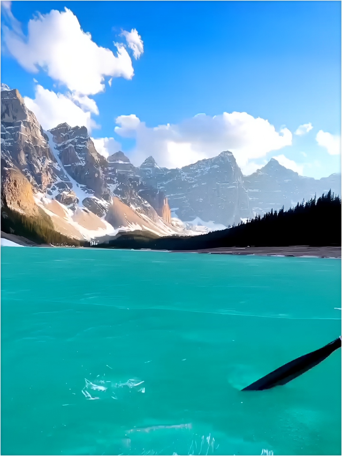 加拿大莫兰湖，有着晶莹剔透的冰推奇观.#冬日漫游指南 #发现旅途的色彩