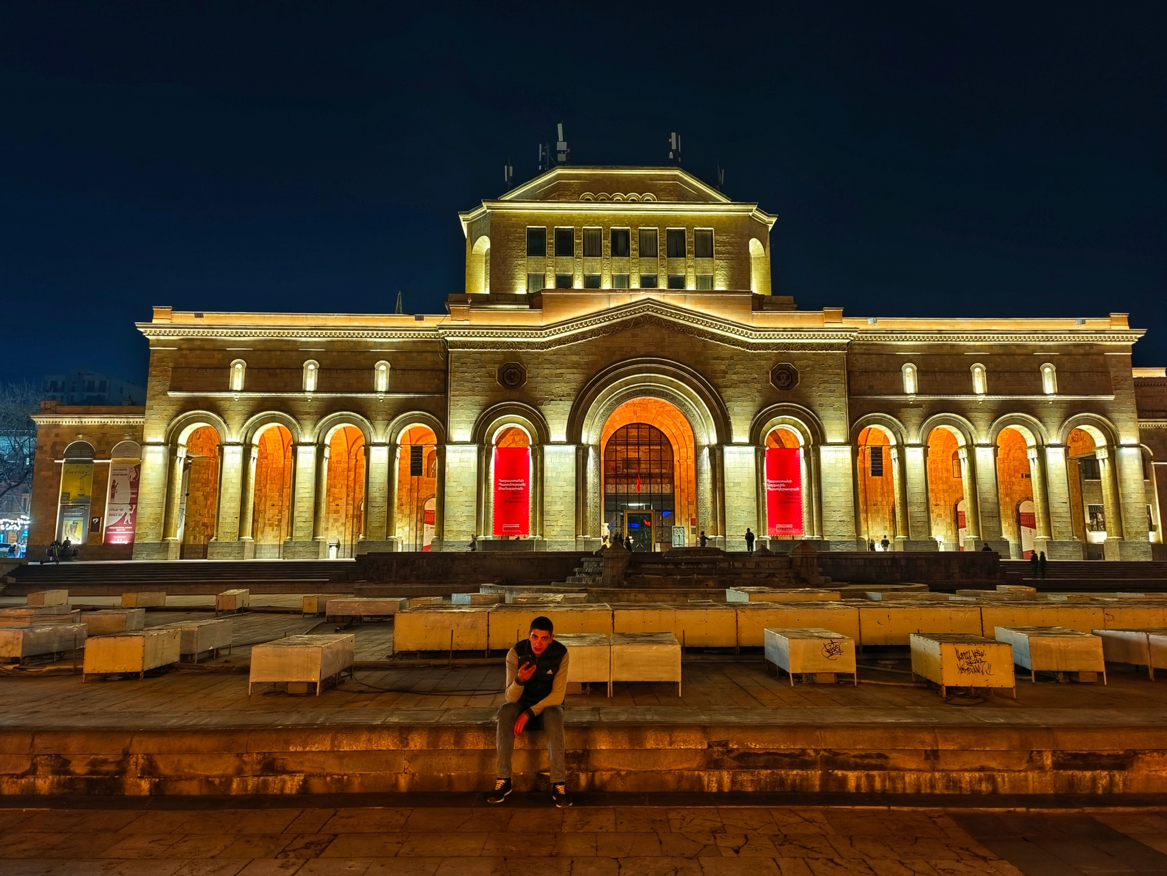 埃里温是​亚美尼亚的首都，以地位而言。 共和国广场等同于天安门广场， 旁边的步行街等同于王府井大街。