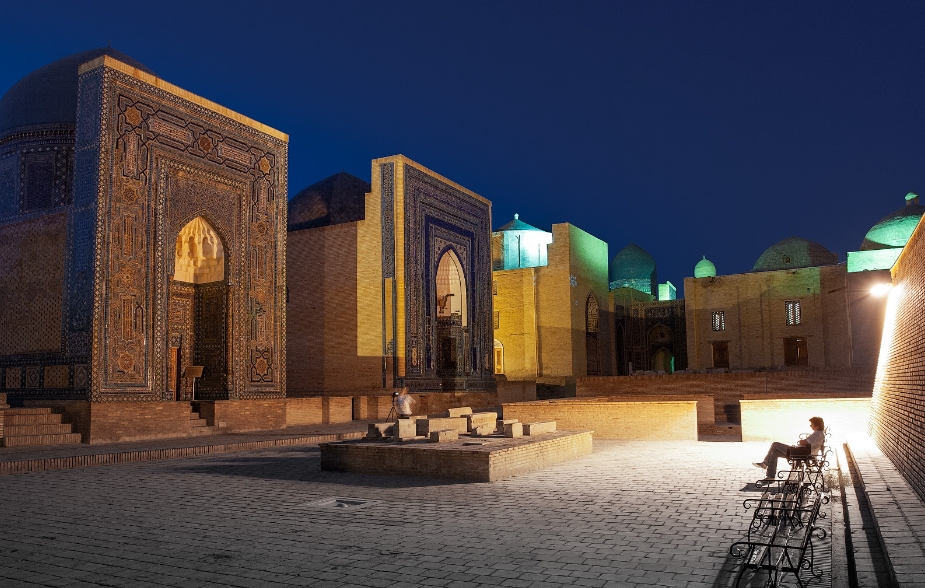 布哈拉，乌兹别克斯坦的历史名城，拥有众多的伊斯兰建筑和古迹。在这里，您可以漫步在古老的街道上，感受中