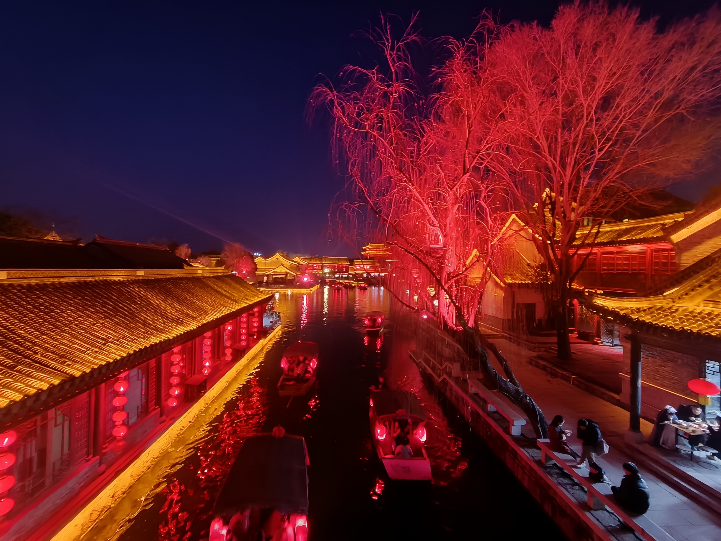 美丽的台儿庄古城，千年古城，夜景很美，人来人往再现往日之辉煌