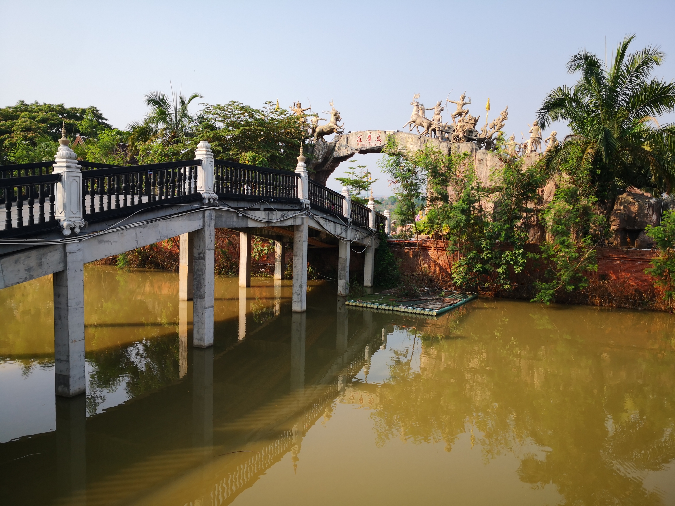 水道蜿蜒，东南亚风情建筑，独具异域风情。