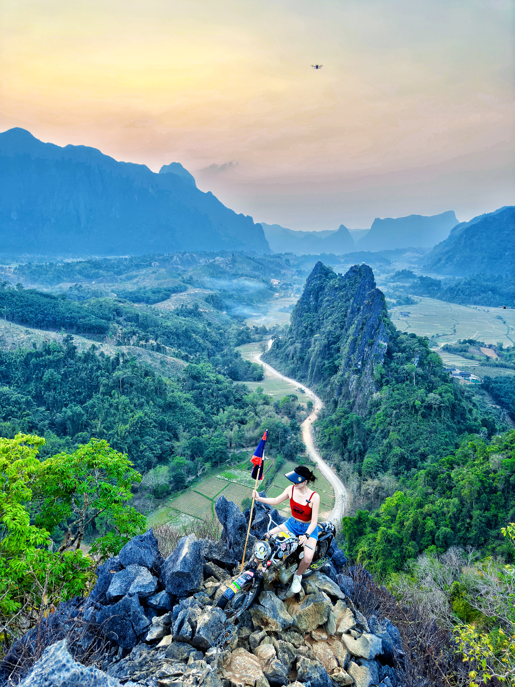 老挝🇱🇦万荣-Nam Xay viewpoint日落🏕   “他们把人生最美好的光阴都用来挣钱，就为