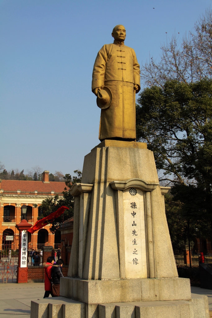辛亥革命武昌起义纪念馆位于湖北省武汉市武昌区蛇山南麓的阅马场北端，占地28亩，建筑面积6000多平方