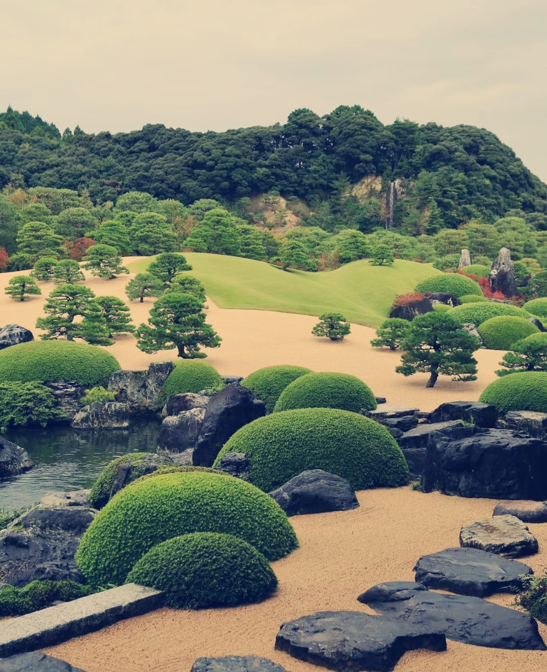 足立美术馆连续19年被评为日本NO1的庭院足立美术馆，