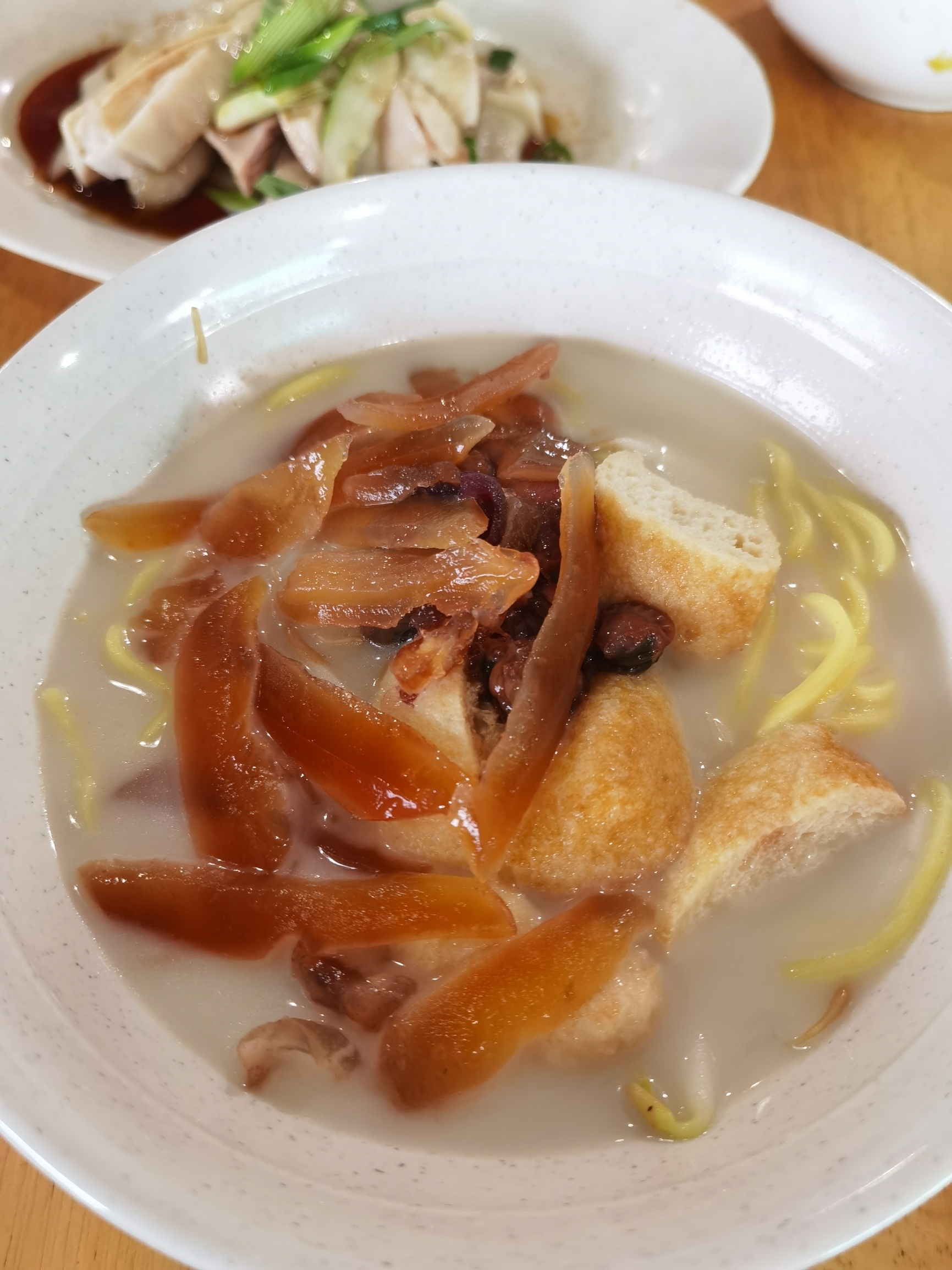 白咖喱面据说是本地特色，海南鸡，肉质还不错。杂菜汤很入味。好吃