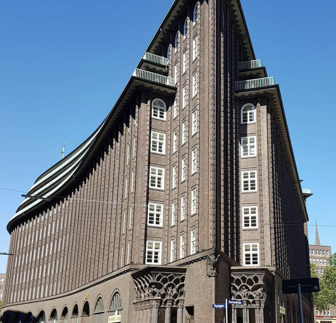 智利屋是位于汉堡商区的一座极具特色的砖主义建筑，由建筑师 Fritz Hger 建造，名字的由来源于