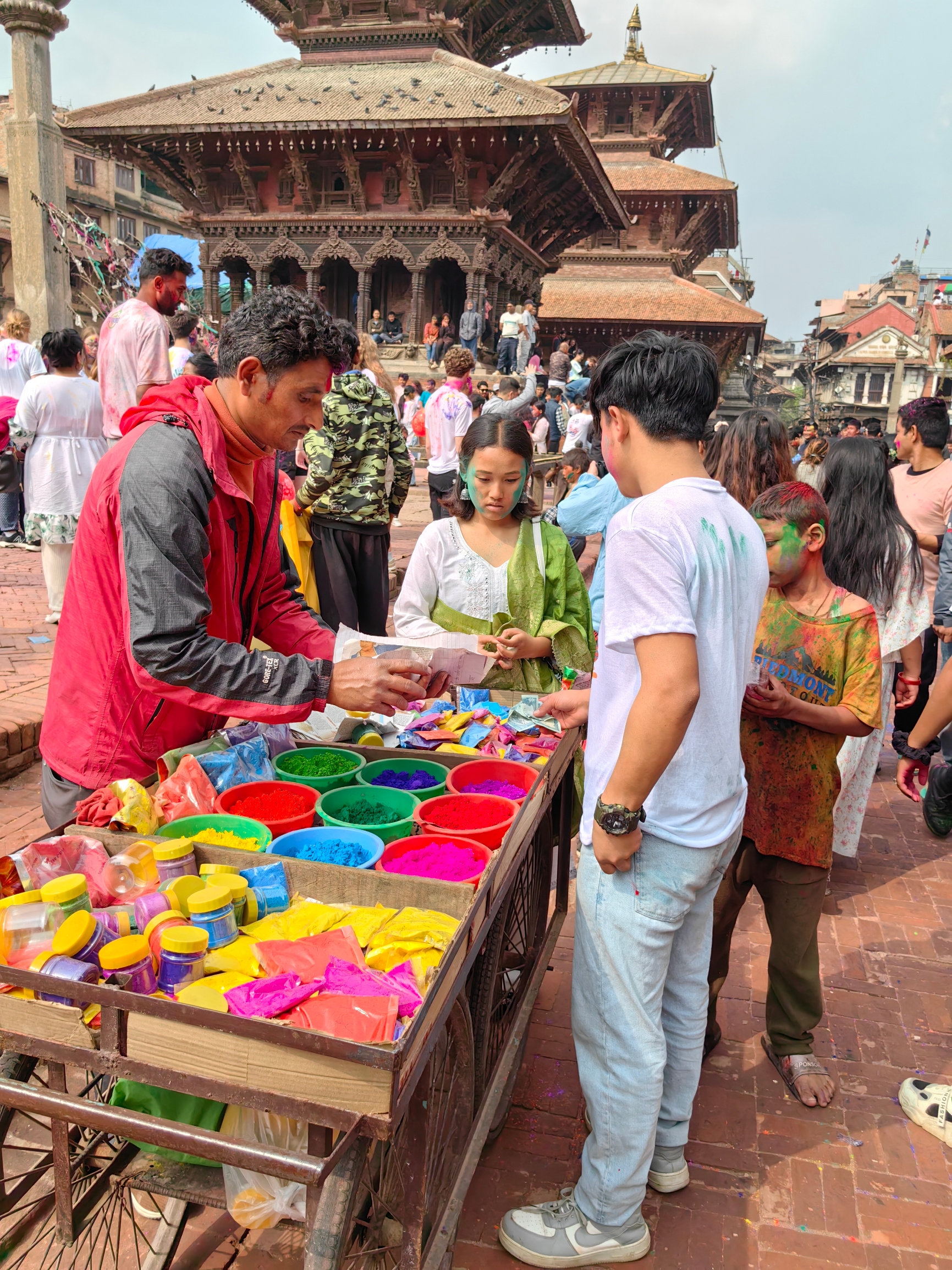 尼泊尔的洒红节：抹你没商量！