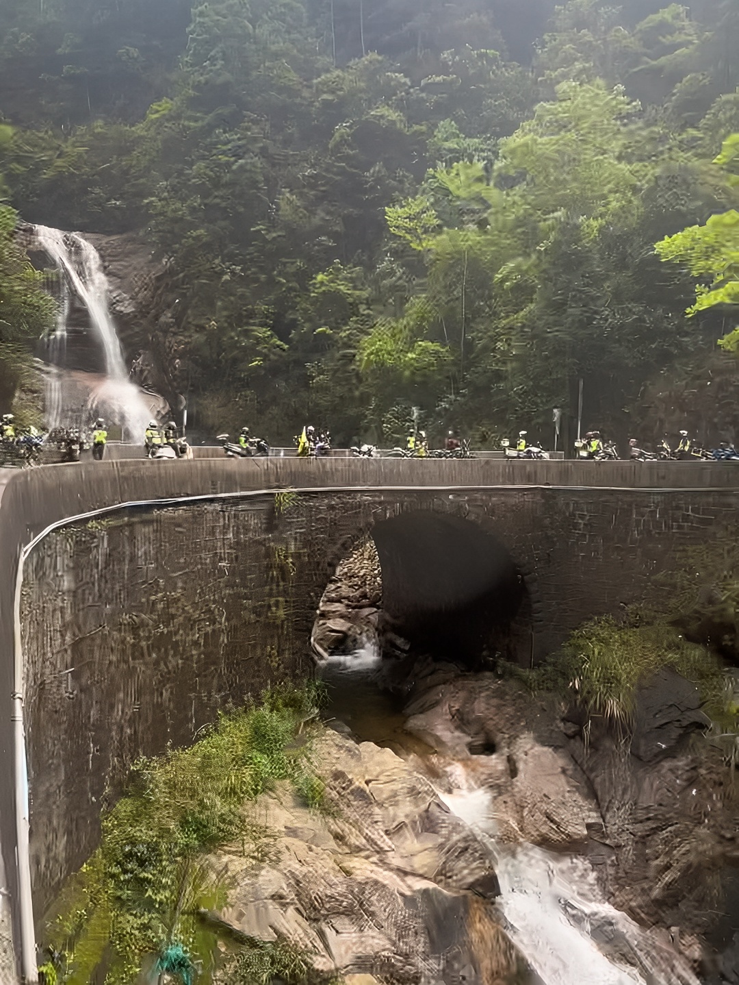一个在323国道上，开车直达的瀑布，龙潭角瀑布，骑士们打卡圣地(导航视频地址直达)。摩旅精品路线：打