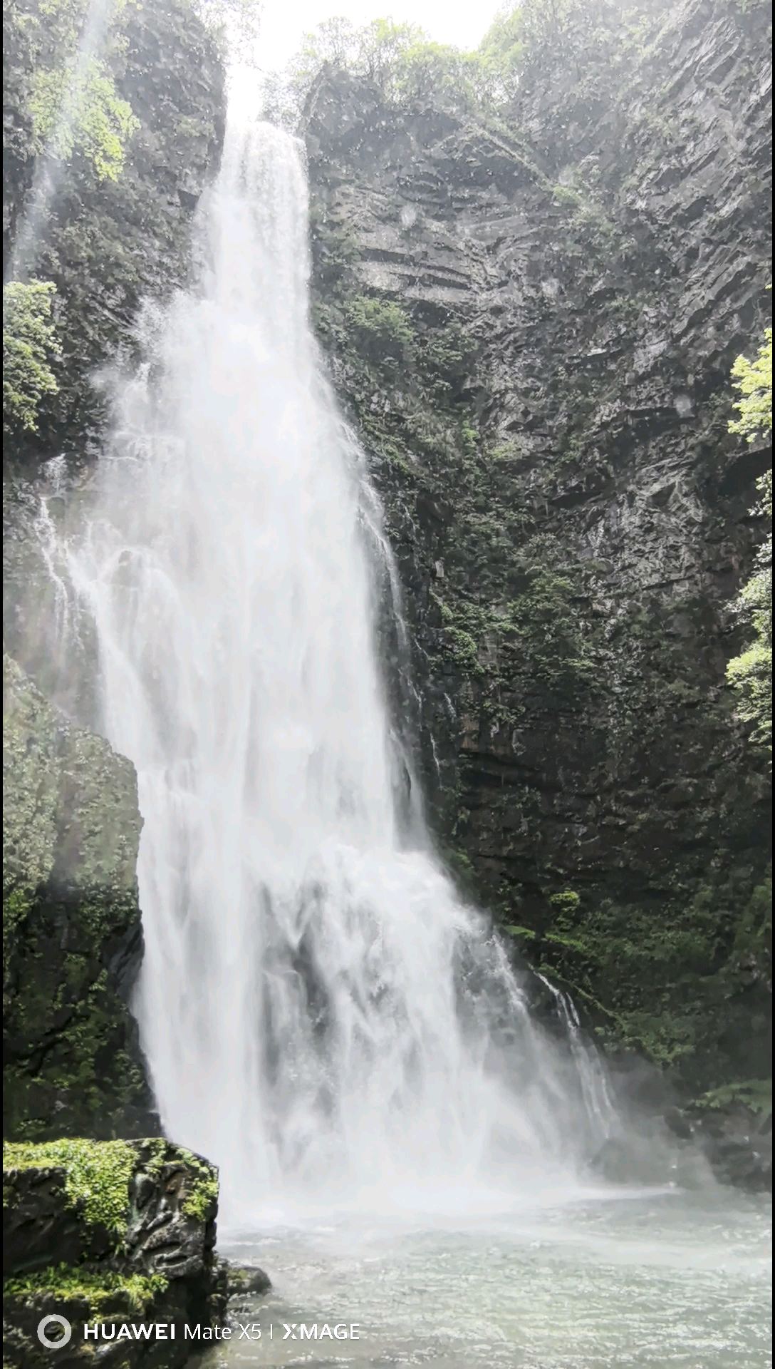 碧玉潭是龙潭瀑布群中的的第一瀑，坐落在峡谷的始端，瀑布落差达67米，水声震耳，水雾如烟，巨大的水雾从