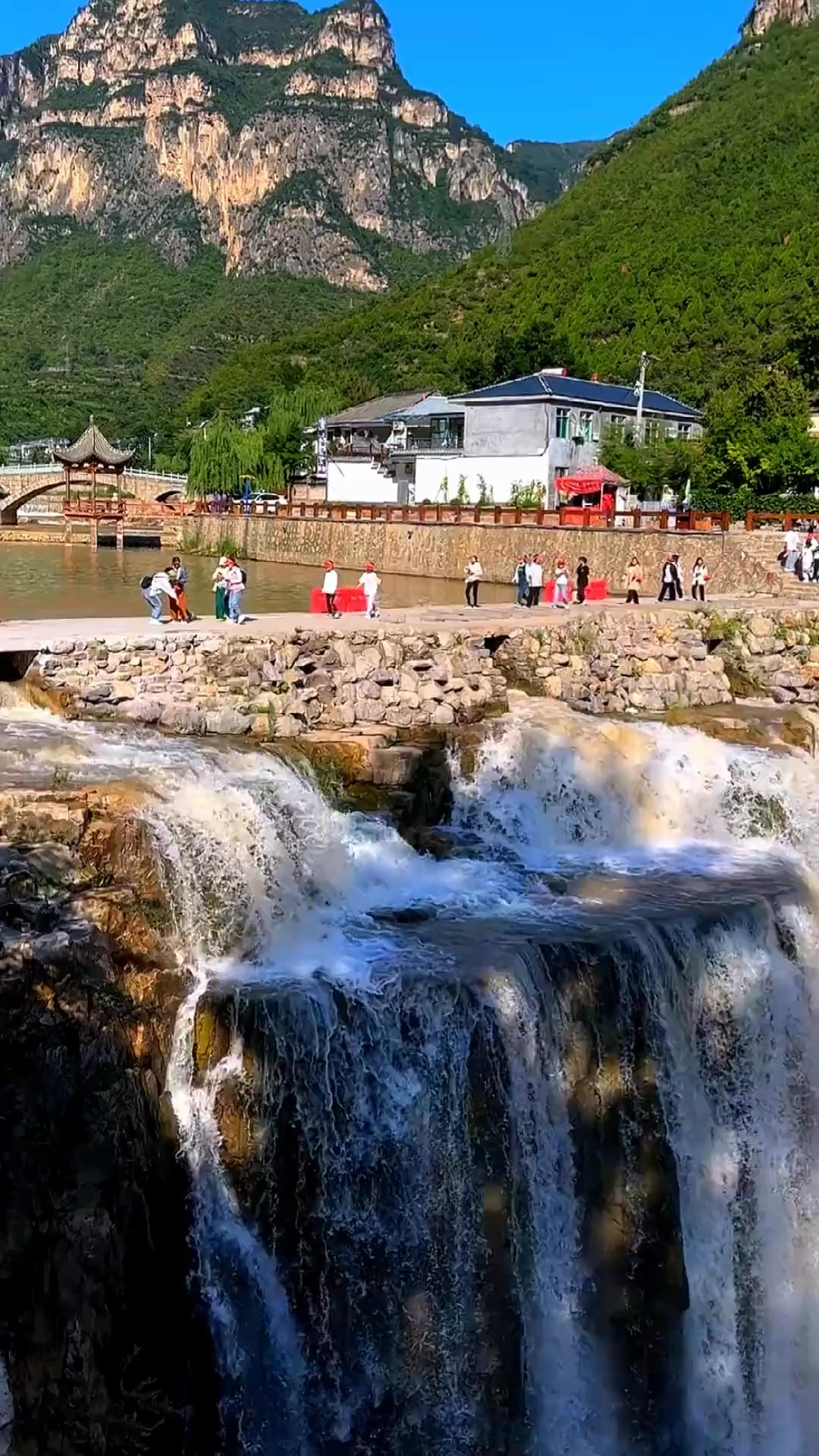 虹霓瀑布，位于山西平顺虹霓村，是个免费自驾的好地方。
