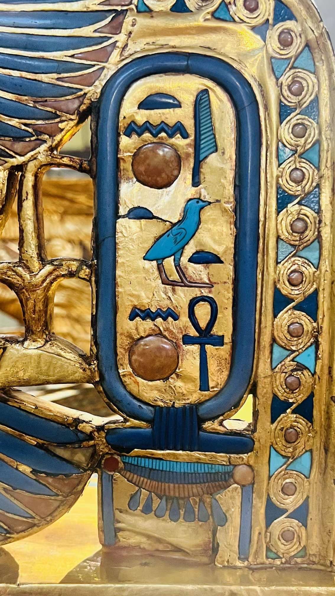 埃及博物馆； 图坦卡蒙，这个死了之后因为陪葬品出名的法老。金器确实够耀眼，每个都是艺术品。