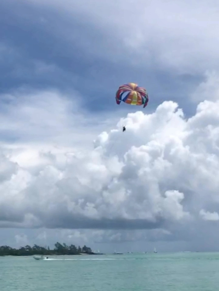 印度洋上的滑翔伞🪂