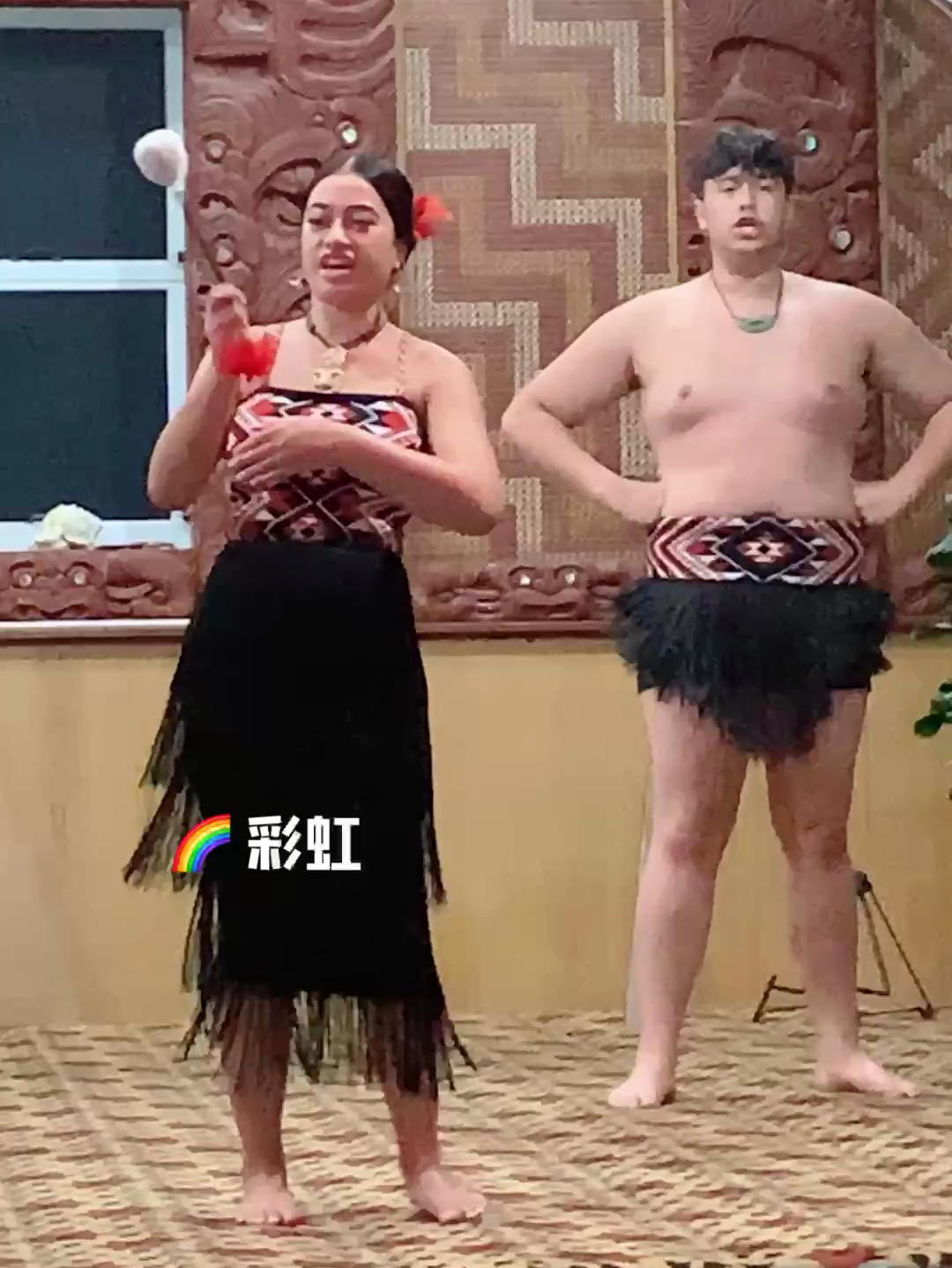 热爱歌舞的毛利人，以胖为美，男人、女人的身材丰满。