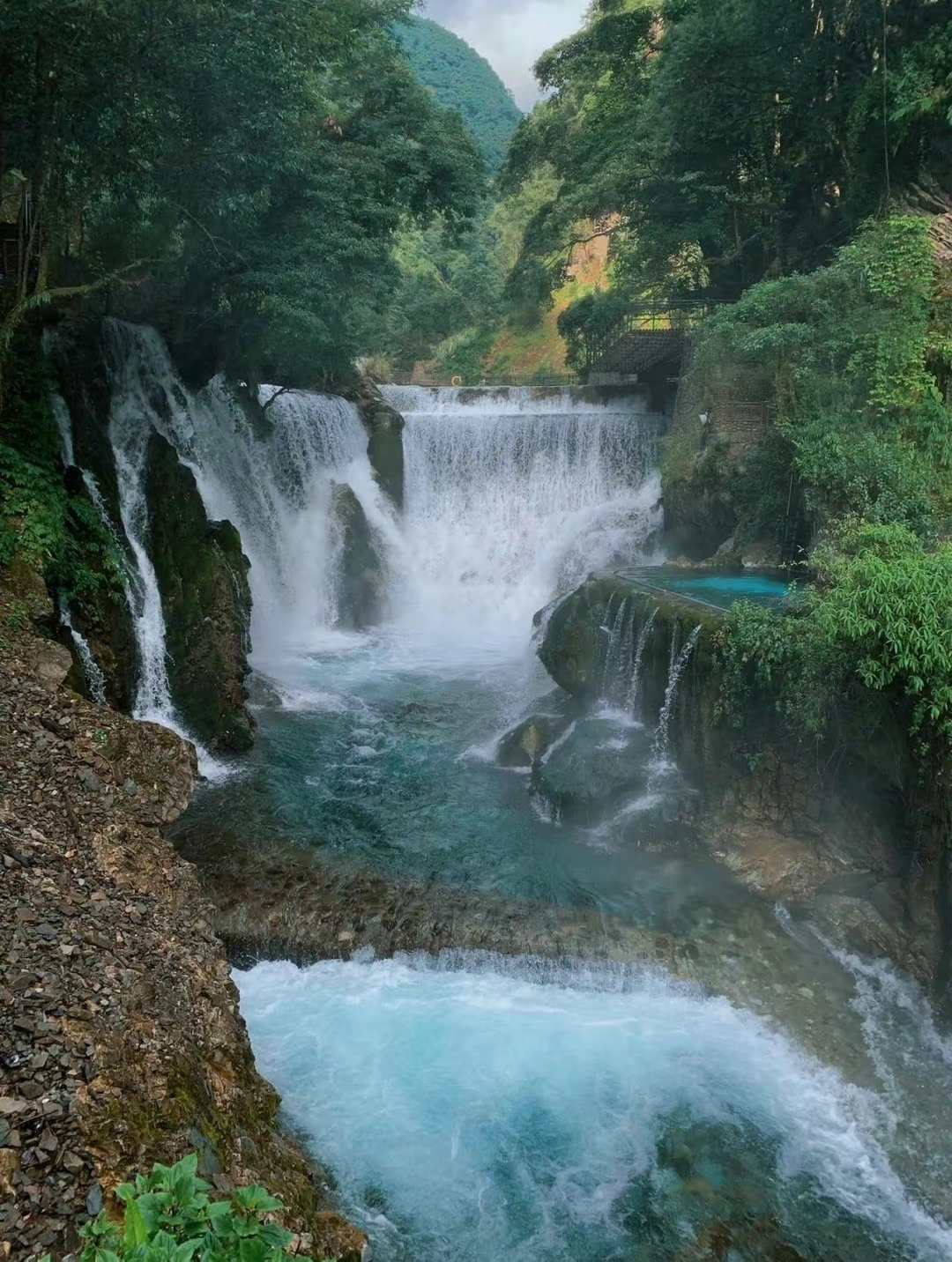视觉与感官的极致冲击体验——大漕河温泉瀑布