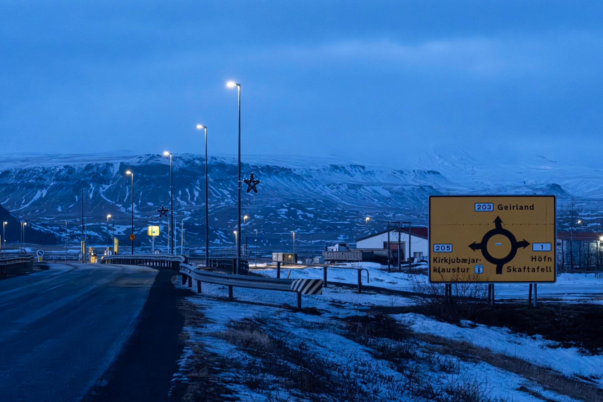 这里是冰岛南岸一号公路上的一座小镇，名叫教堂镇，这里只有两百多人口,淳朴善良好客,每天蓝调时分的教堂