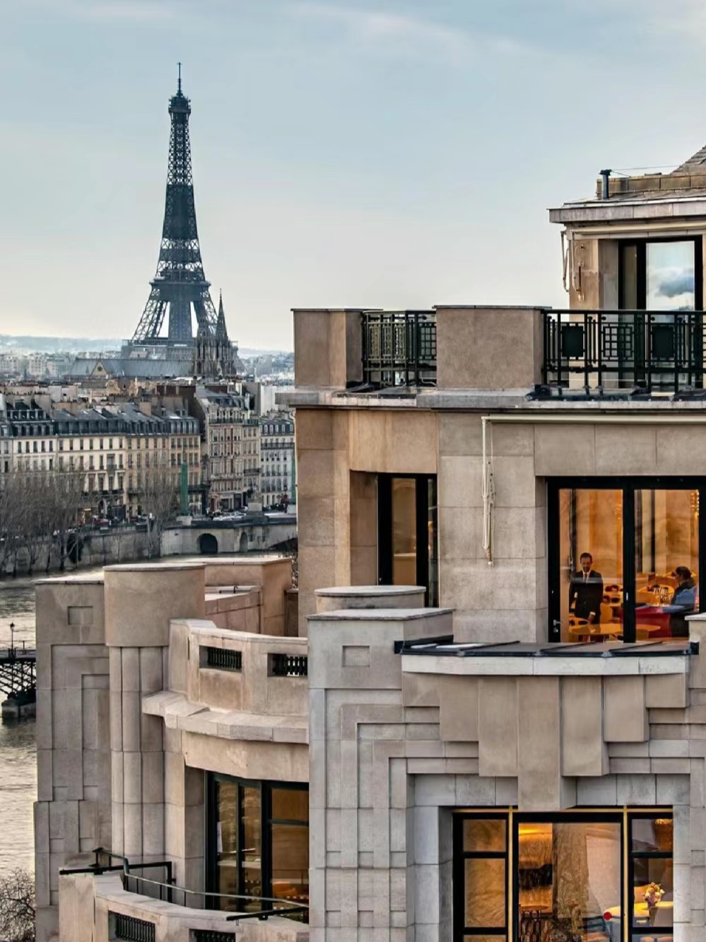 #旅行过家家 巴黎白马庄园作为该品牌的首家城市酒店，共有72间房间，房间以白色打造雅致质感，每间客房