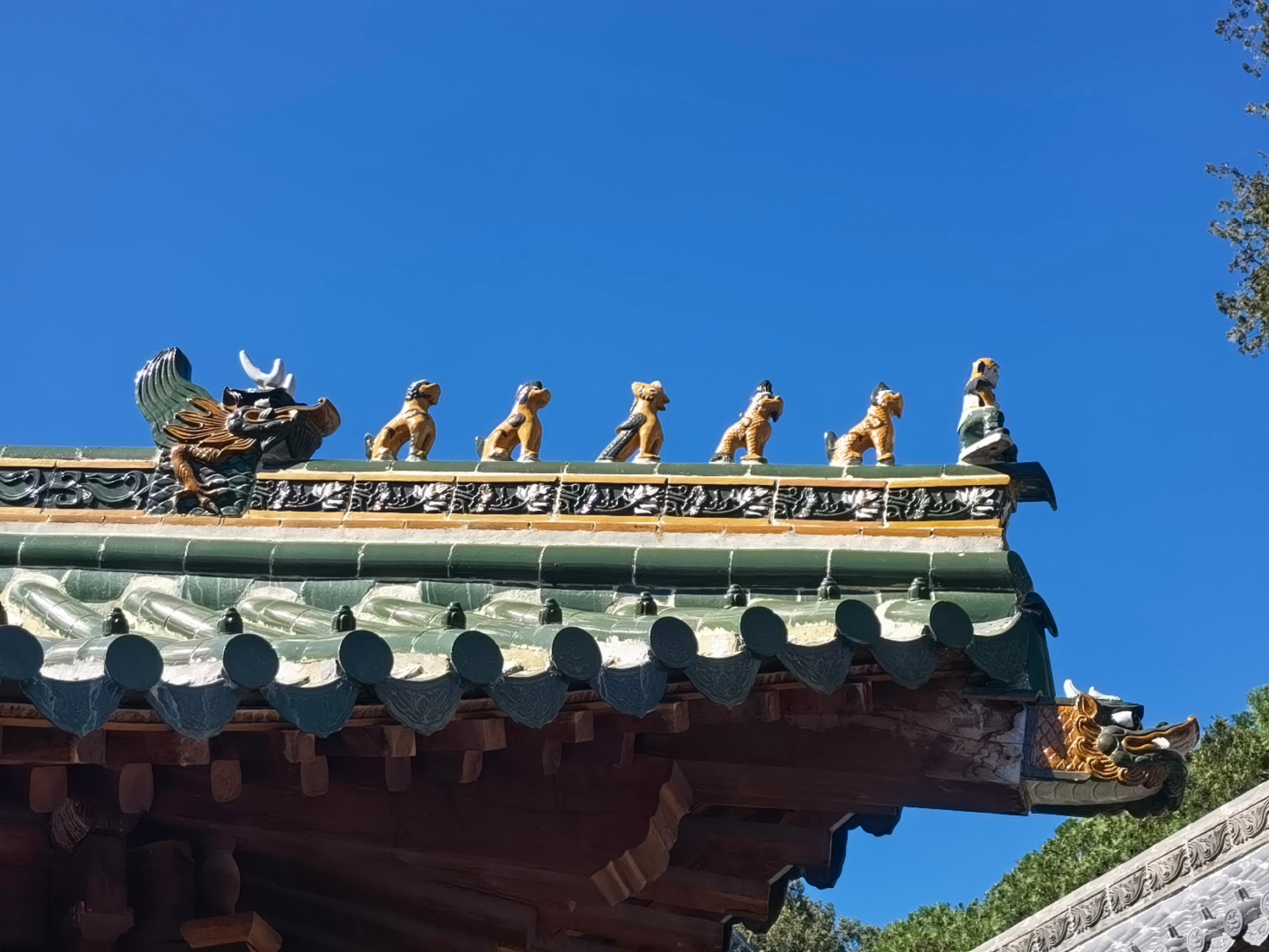 那天路过嵩山，在少林寺大雄宝殿外面天特别蓝，随手拍了一张照片，回头看看还挺是那么回事儿，真的挺好看的